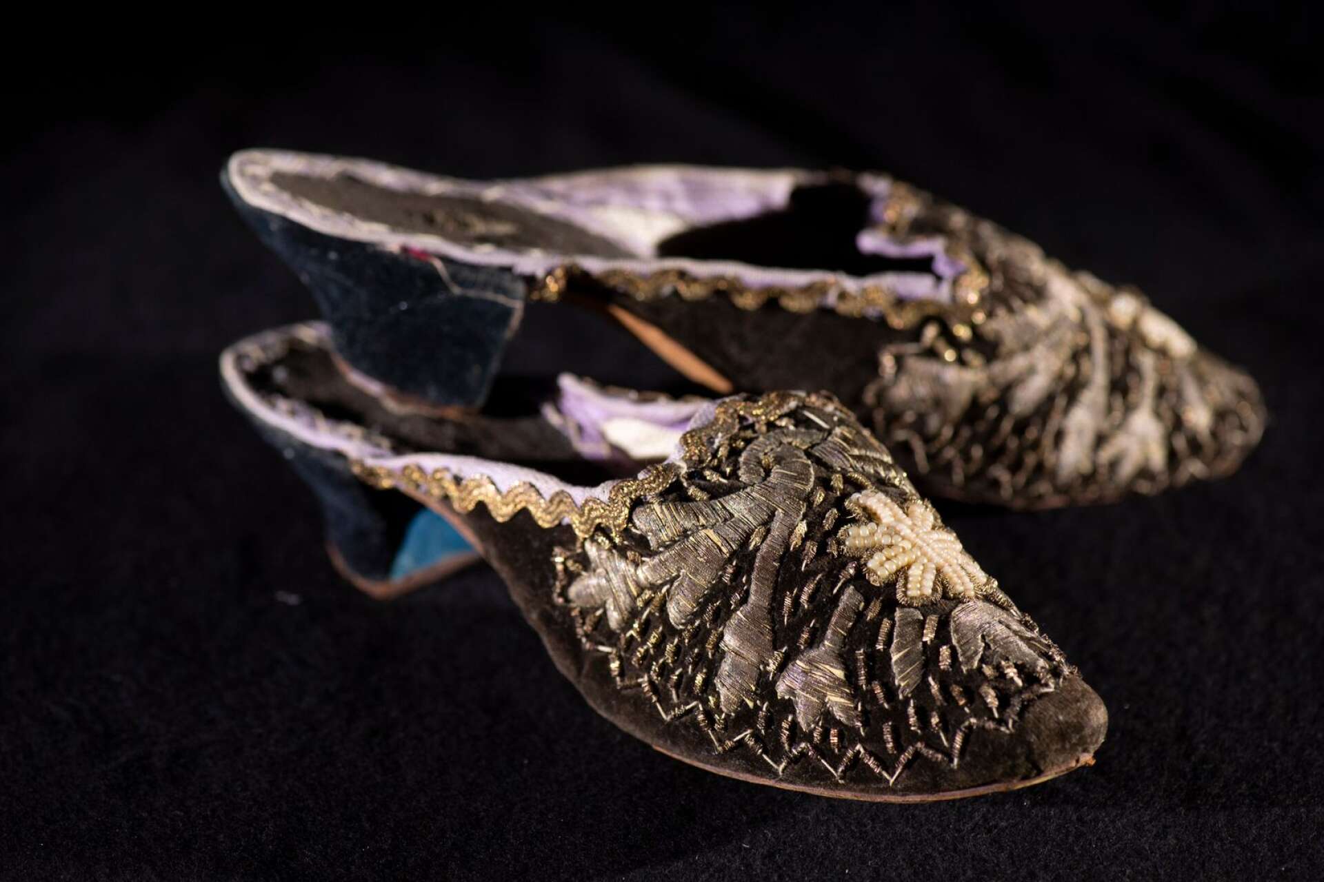 Ett par nätta och rikt broderade skor finns med i utställningen på von Echstedtska gården.
