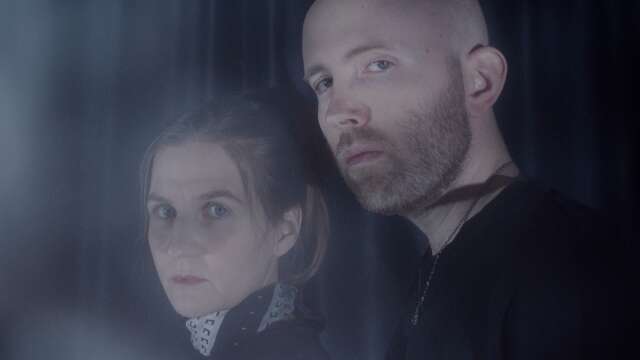 Efter tio år tillsammans, både som par och bandkollegor, albumdebuterar Karolina Thunberg och Ísak Ásgeirsson med ”Heavy heart, no tears”. 