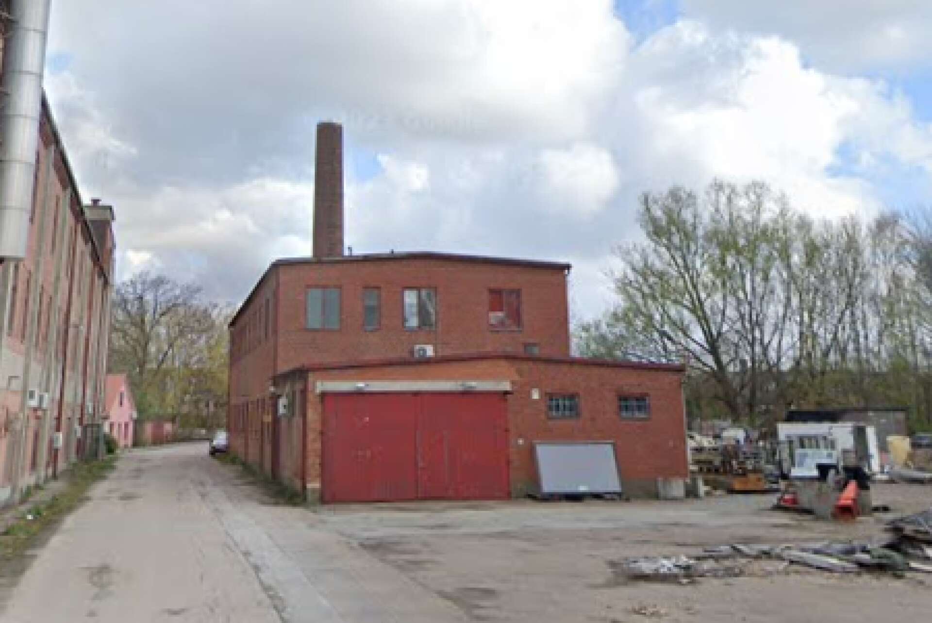 Comanches första fest i Sverige hölls i en panncentral vid den gamla yllefabriken i skånska Marieholm. Polisen fanns på plats för att kontrollera besökarna. 