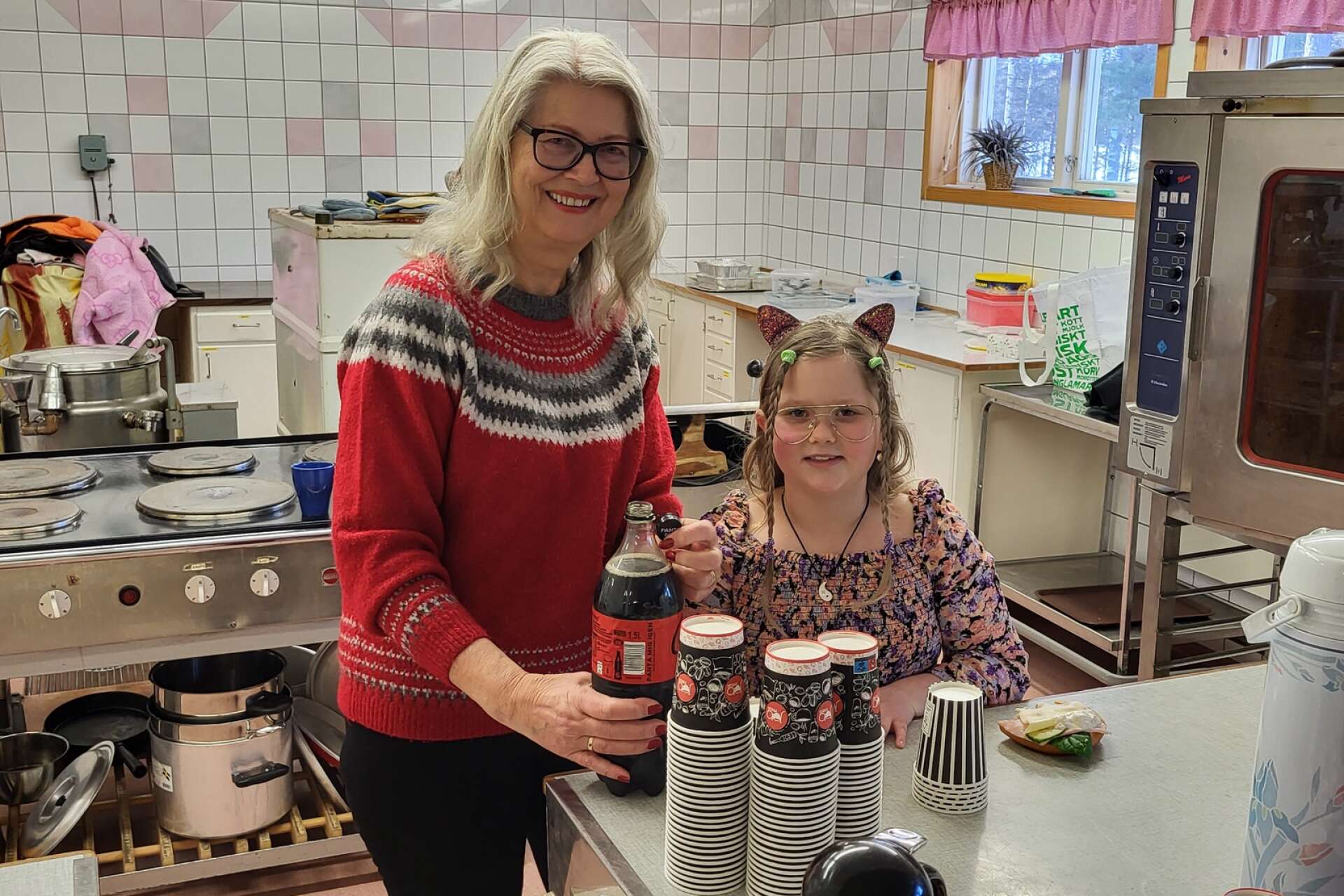 Ellen Stensrud Forslund och Kristin Engdahl gjorde smörgåsar och serverade kaffe i kafeterian.