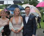 Thea Eriksson, Ellen Abenius och Samuel Broström mot en fond av färgglada paraplyer.