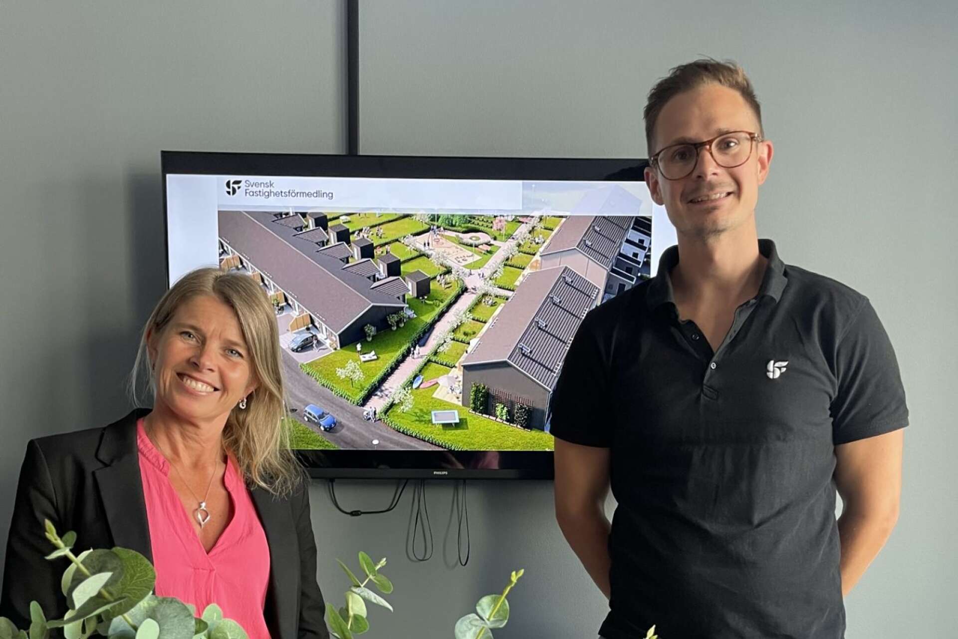 Linda Karas och Johan Tjernström är fastighetsmäklare i Kristinehamn. Projekten ute vid Presterud kan ses i bakgrunden. 