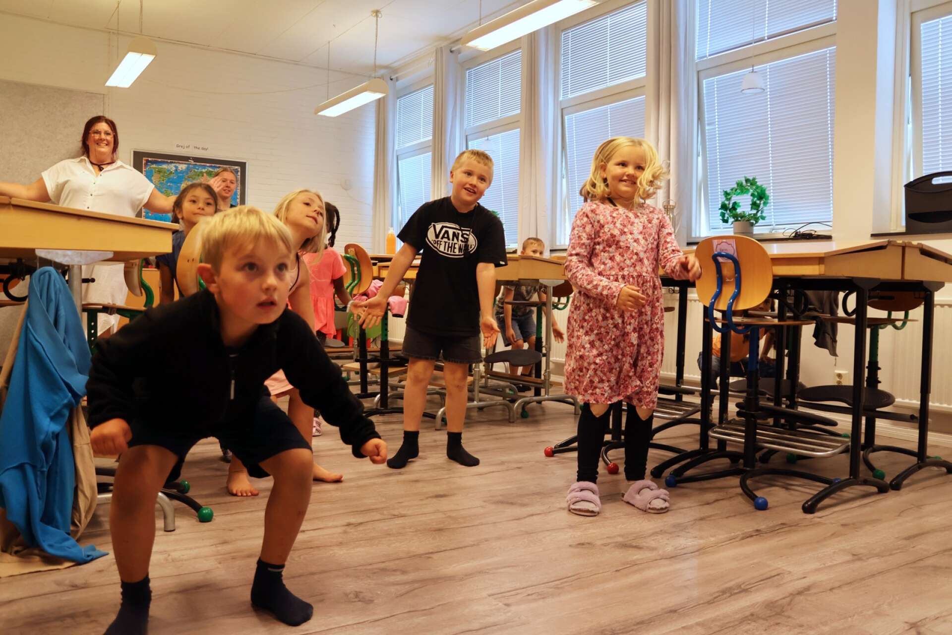 
Walde Blomberg, Emla Mattsson, Felix Ericsson och Karin Johansson i årskurs 1-2 gör sitt pulshöjande pass framför projektorn i klassrummet.


