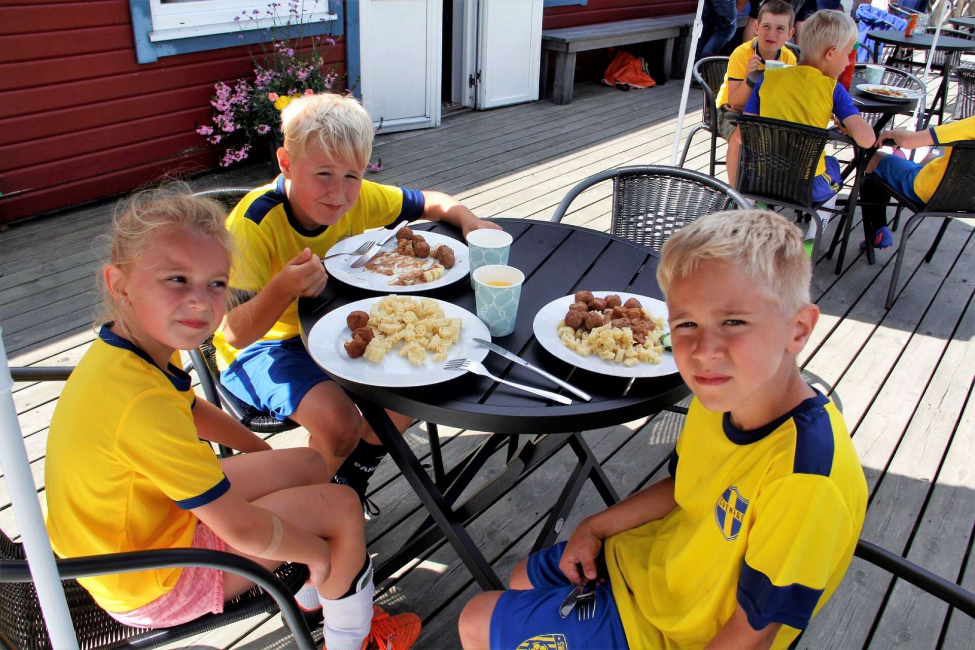 Köttbullar med fotbollspasta passade bra till lunch. Runt matbordet sitter Milja Niemi, Lucas Åslund och Charlie Åslund.