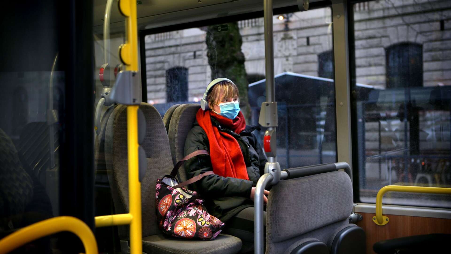Allt fler använder munskydd i  kollektivtrafiken 