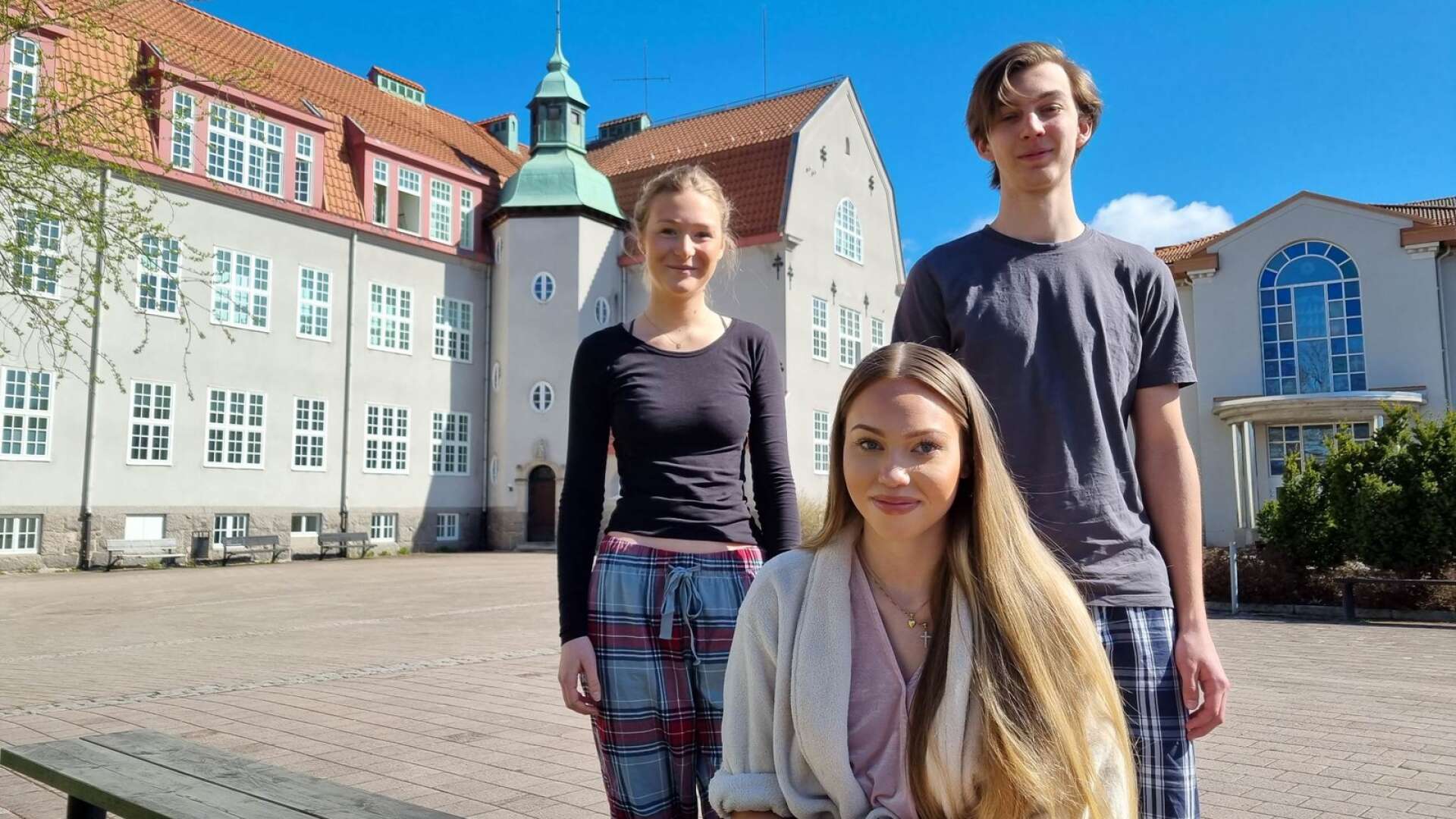 Ebba Carlsson Johansson, Emilia Karlsson och Filip Alpmyr tar studenten från Brogymnasiet i juni. 