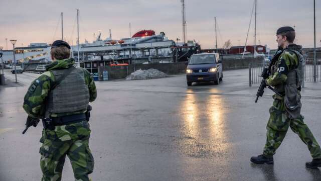 Soldater från Gotlands regemente på patrullering i Visby hamn i förra veckan. 