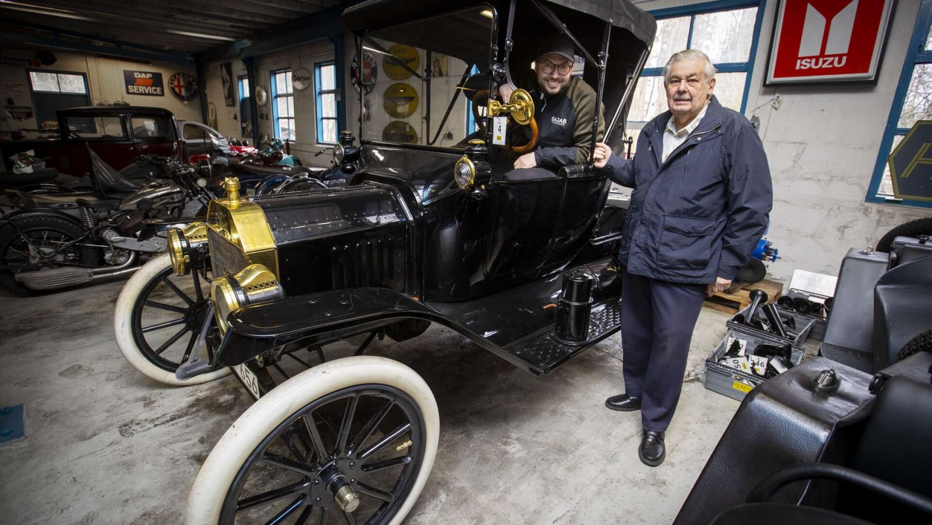 Manne Sjöberg från auktionsfirman Sajab och Ingemar Liljegren visade upp samlignen för NWT innan auktionen. Här ses de tillsammans med en T-Ford Runabout, årsmodell 1915. Den klubbades för 180 000 kronor.