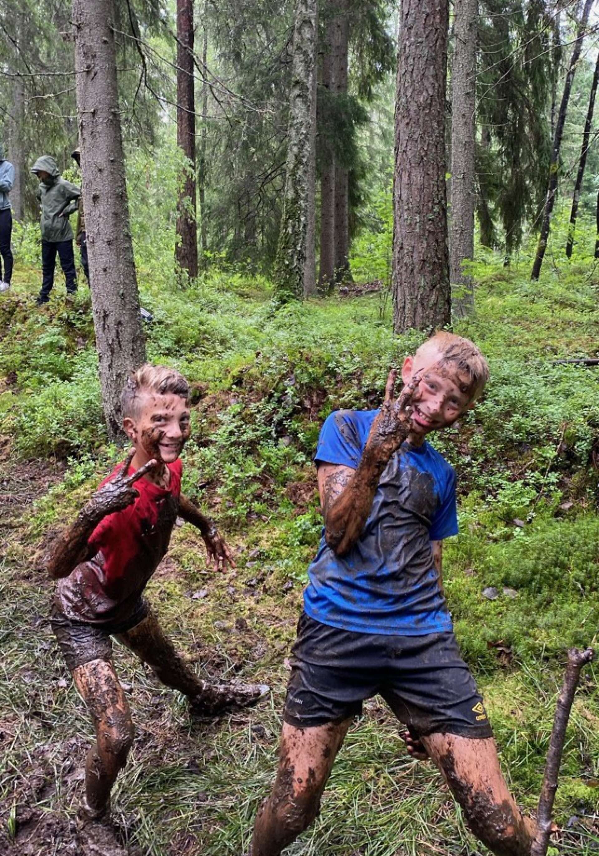 Emil Hellström och Oskar Olsson trivdes i leran på mossfotbollen.