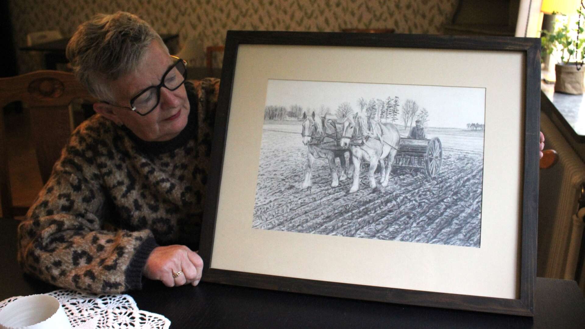 Yvonne Fahlgren ordnar traditionsenlig utställning i Levene gamla prästgård, och visar bland annat en blyertsteckning av Carl-Owe ”Kålle” Johansson, föreställande Yvonnes far och hans hästar.