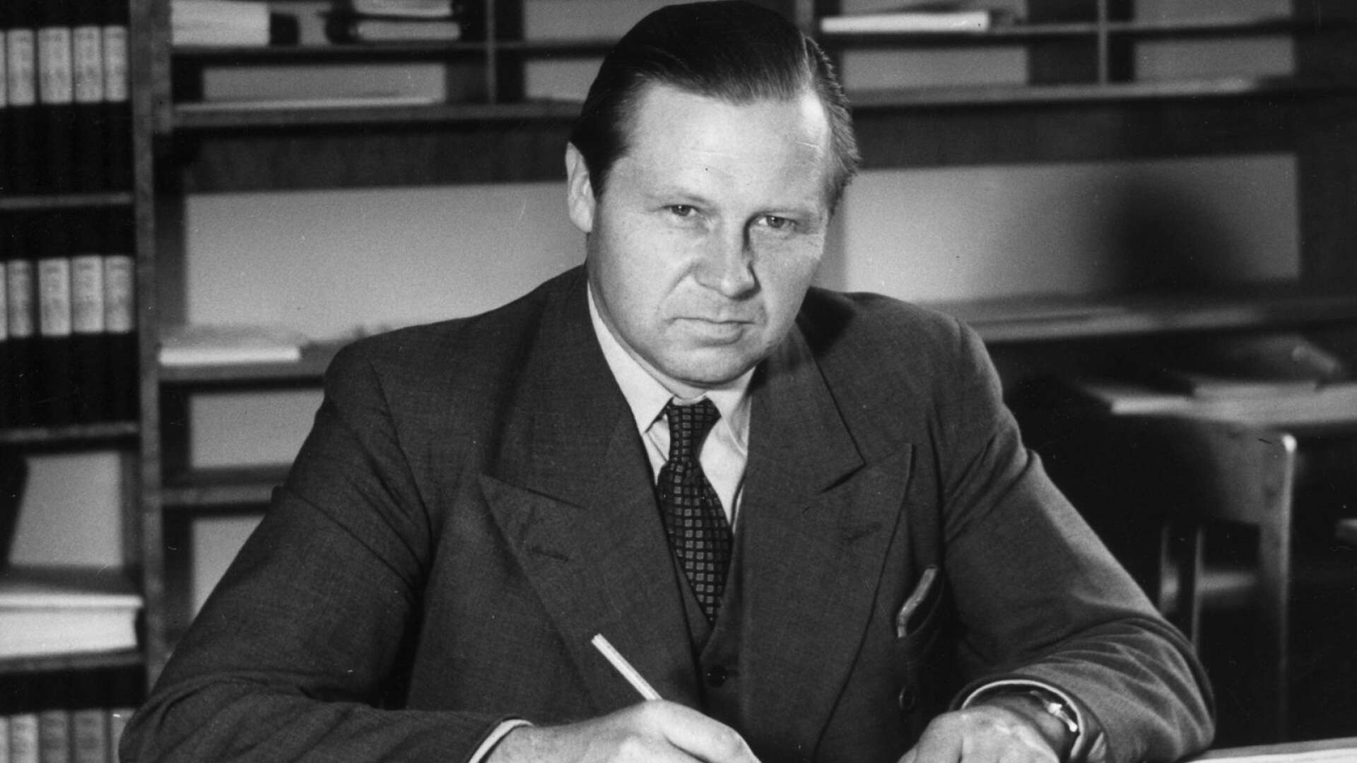 I den officiella historieskrivningen blev det dock den sedermera finansministern Gunnar Sträng (här på en bild från 1945) som i kamp med godsherrarna avskaffade systemet, skriver Mathias Bred.