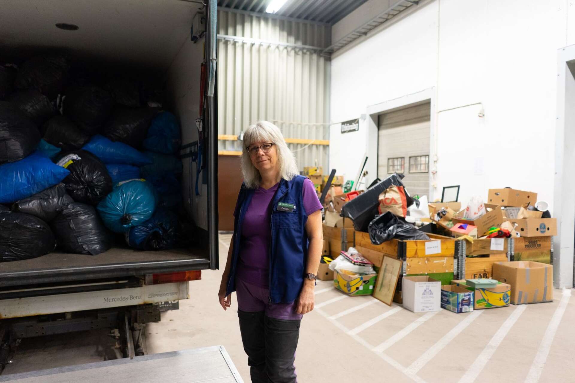 Camilla Gustavsson med kollegor har mycket att sortera på lagret. En del säljs i butiken eller går till bistånd, men mycket måste tyvärr slängas.