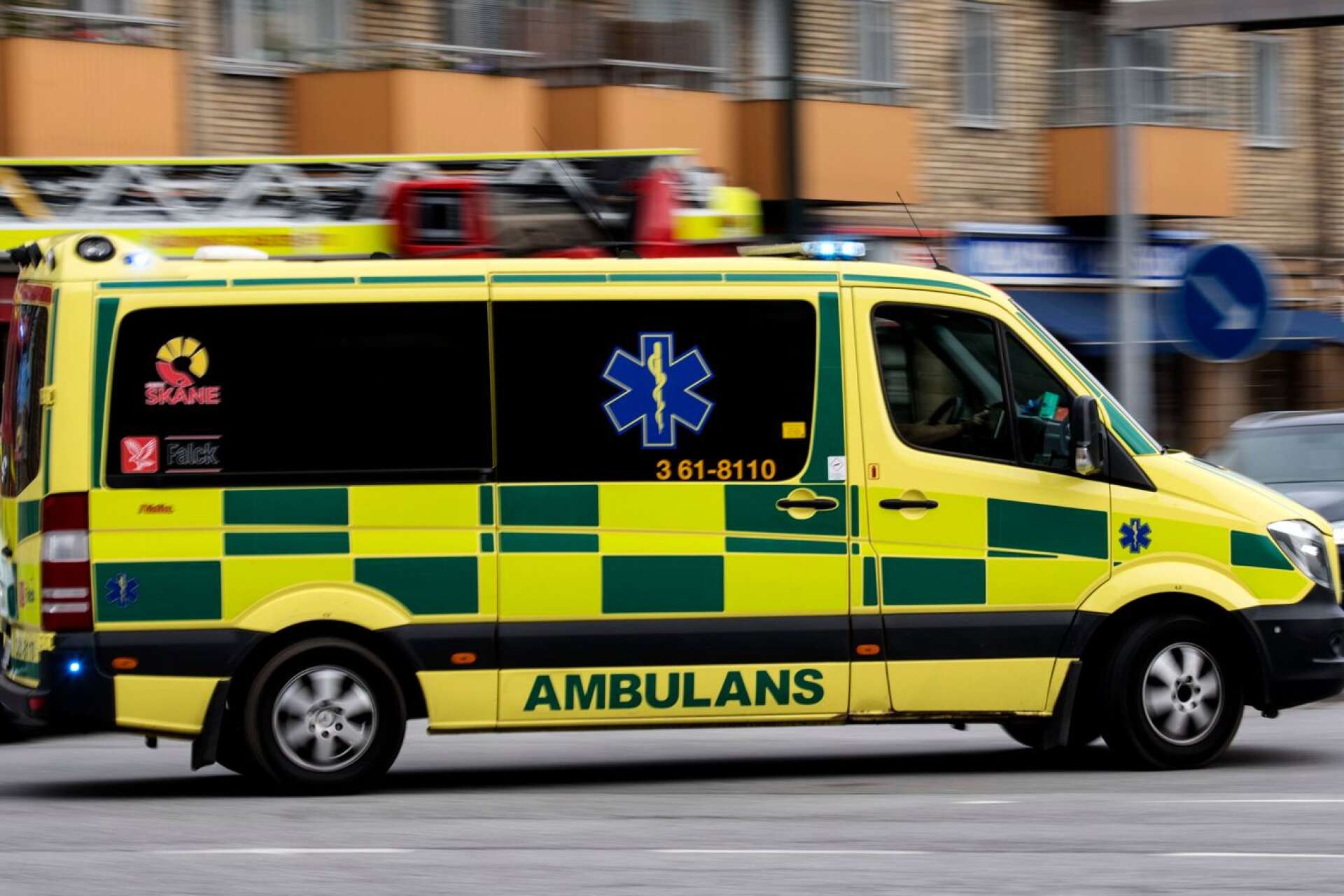 En mopedist fick föras till sjukhus efter en olycka på Maskingatan i Karlskoga.