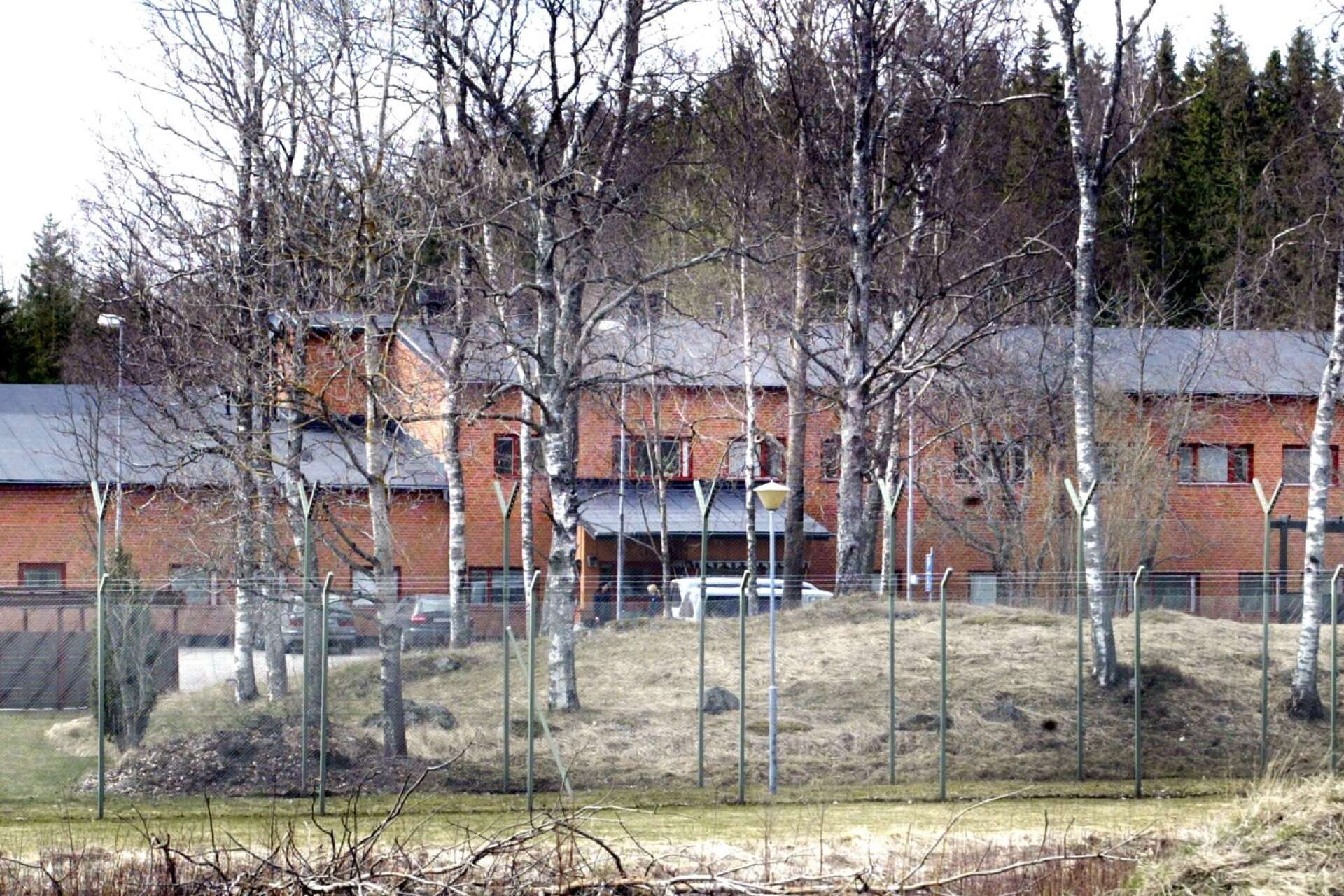 Fem livstidsdömda fångar avtjänar sina straff på Karlskoga-anstalten.