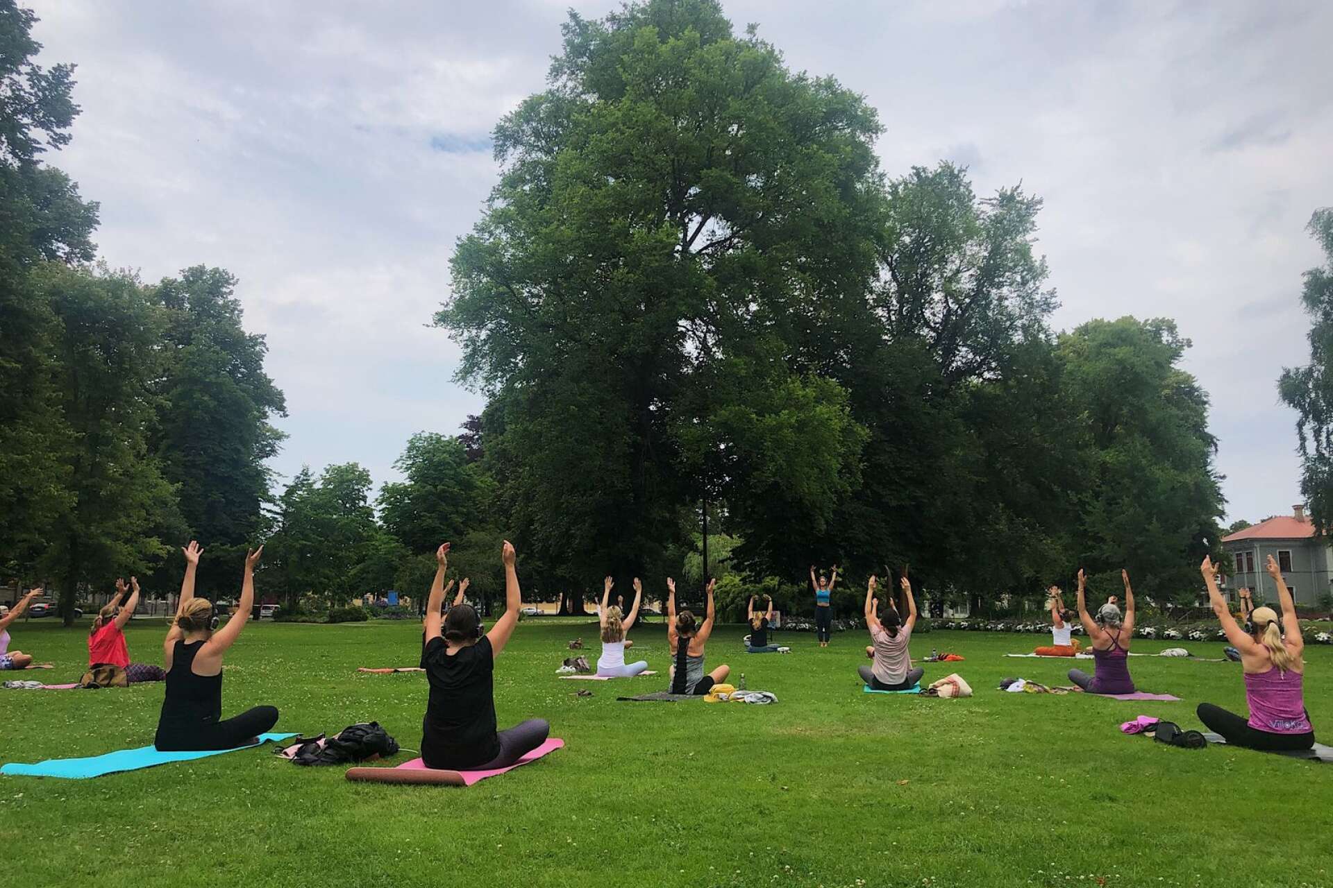 Yogamattorna till de trettio Silent yoga-deltagarna gav färg till Stadsträdgårdens gräsmatta.