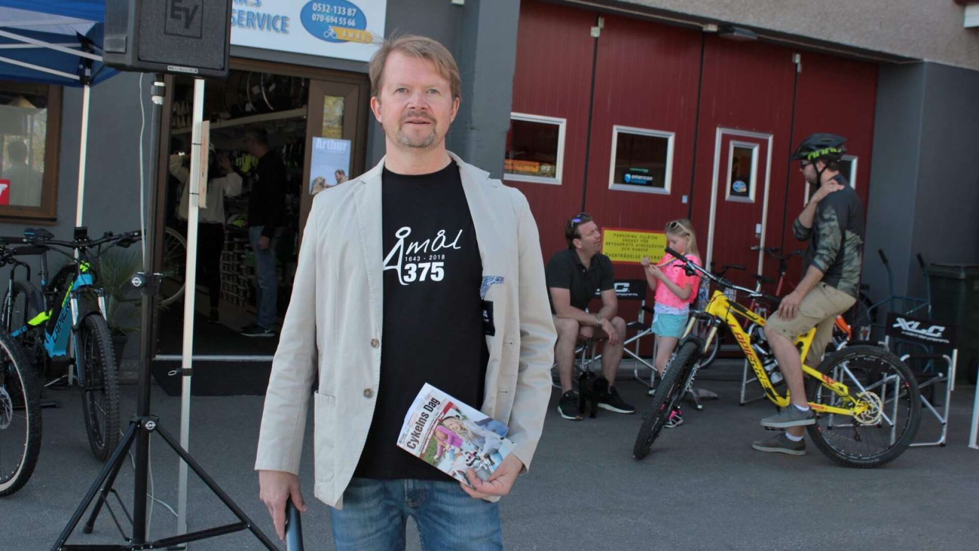 Teknik- och fritidsnämndens ordförande Fredrik Bengtsson (S) byter jobb inom Åmåls kommun och avsäger sig samtidigt sina politiska uppdrag. 