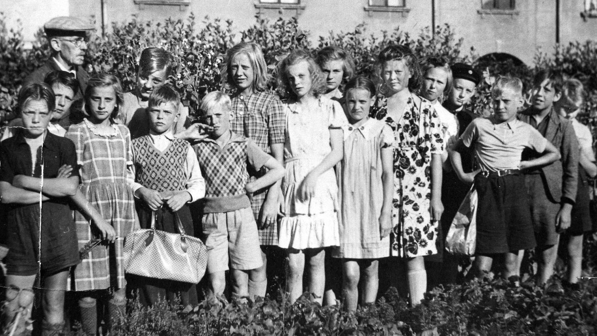 Juni är här och sommarlovet har börjat för Karlstads elever. Vi passar därför på att titta tillbaka till år 1942 när Herrhagsskolan släppte ut sina elever efter ett läsår. Här syns lärare E.S Strandman med sin klass.