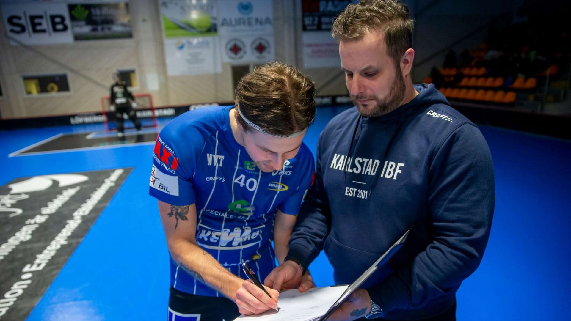 Andre Lundgren skrev i februari på ett nytt kontrakt 1+1 år med Karlstad IBF där Daniel Wellerfors (till höger) är sportchef för herrlaget i allsvenskan.