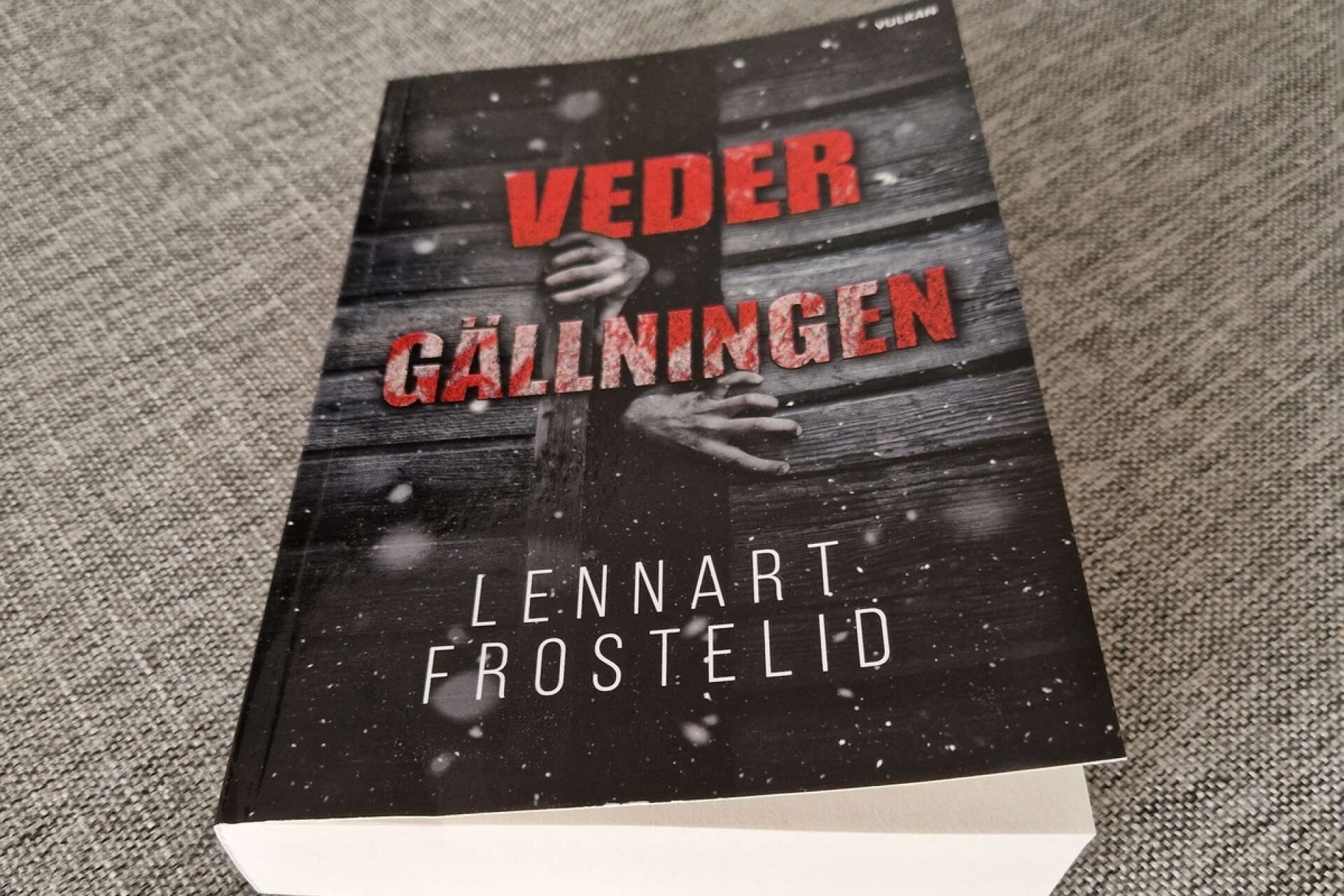 Lennart Frostelids bok Vedergällningen. Den finns både i tryckt format och som e-bok.