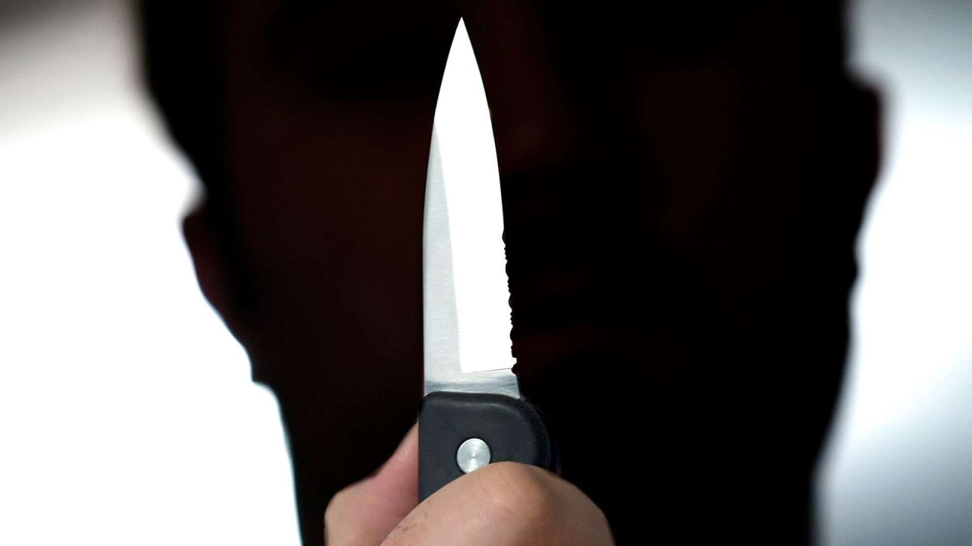En man med kniv stoppades på lördagskvällen av en polispatrull i centrala Åmål. Mannen är misstänkt för brott mot knivlagen. Kniven togs i beslag och förverkades.