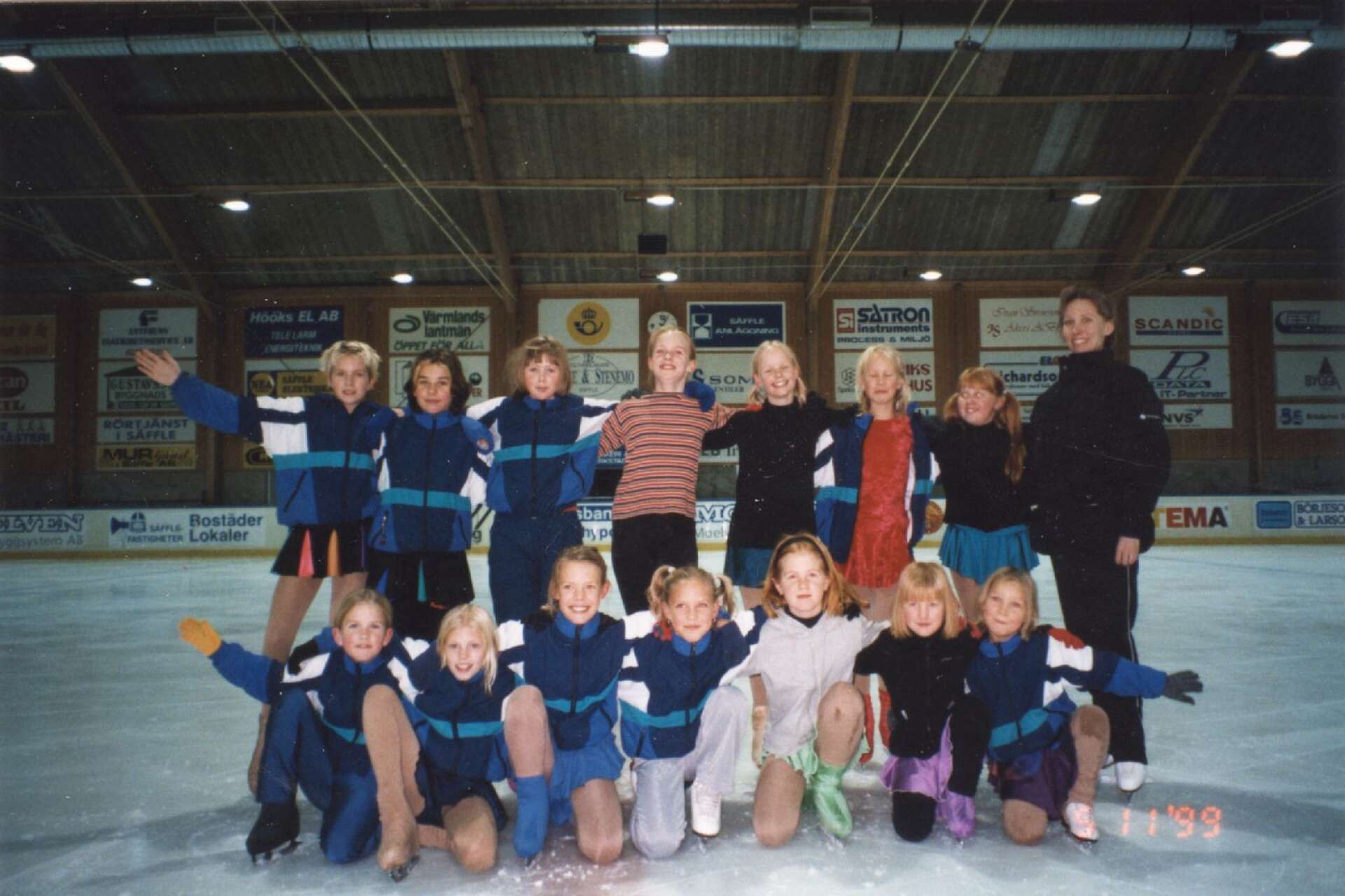 Bild på Säffle HC konståknings åkare, tillsammans med tränaren Carina Karlsson, 1999.