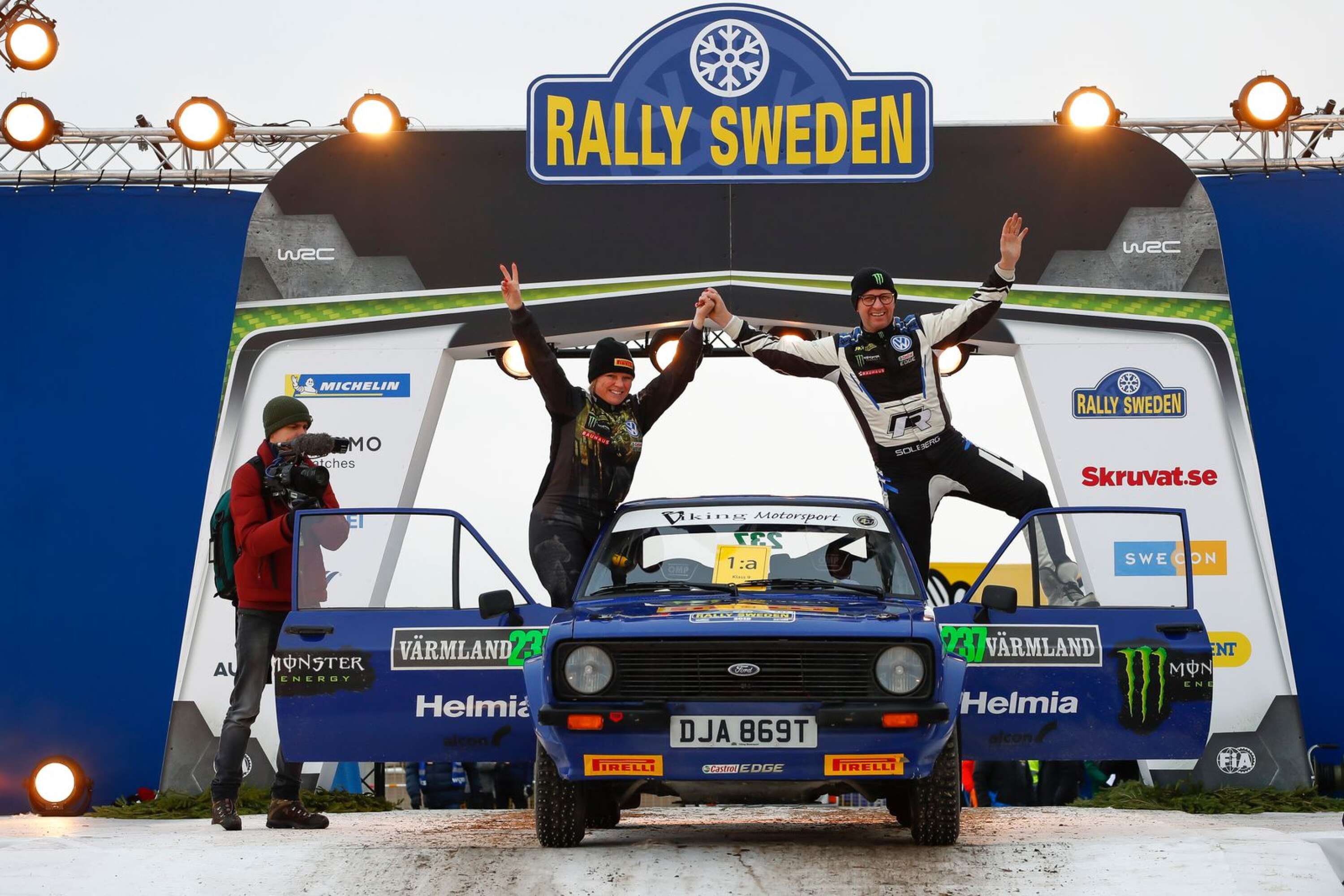 Pernilla och Petter efter segern i vinterns historiska Svenska rallyt.