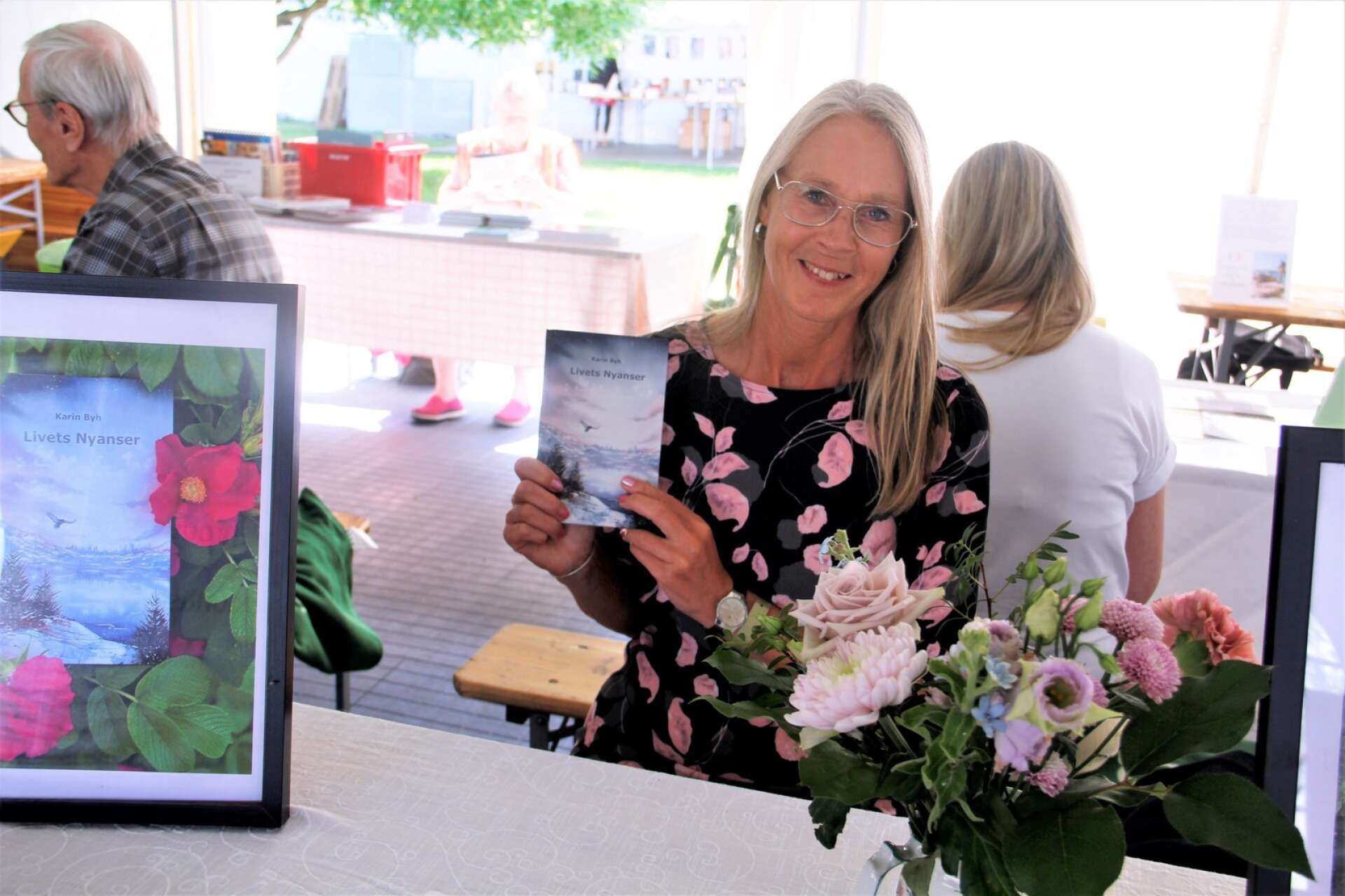 Karin Byh från Åmål har nyligen debuterat med diktboken ”Livets nyanser”. Boken är illustrerad med utvalda akvarellmålningar av Lynn Hofmann, som även hon är uppväxt i Åmål.