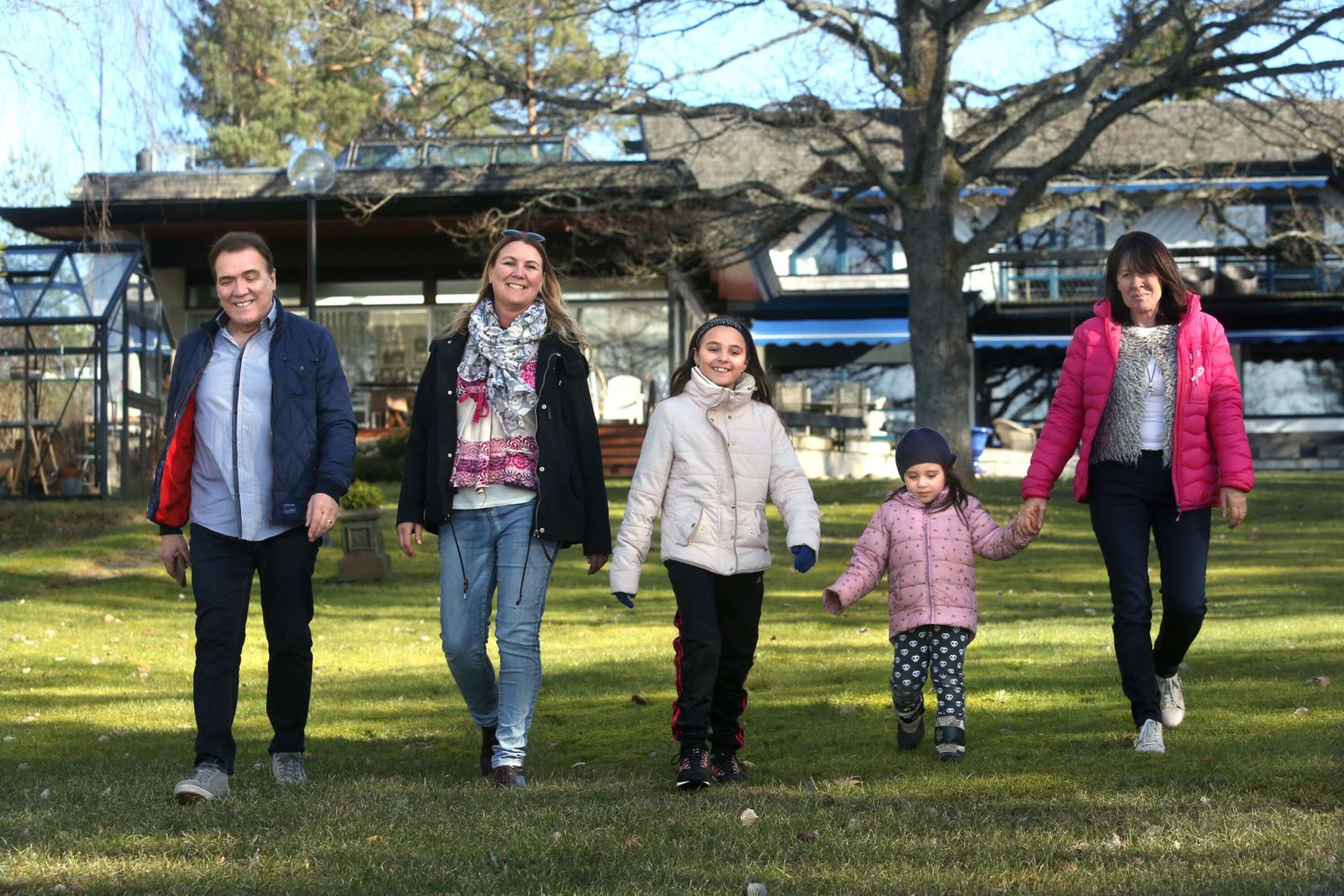 Christer Sjögren med dottern Charlotta, barnbarnen Norah och Nellie samt frun Birgitta hemma i trädgården inför hans 65-årsdag.