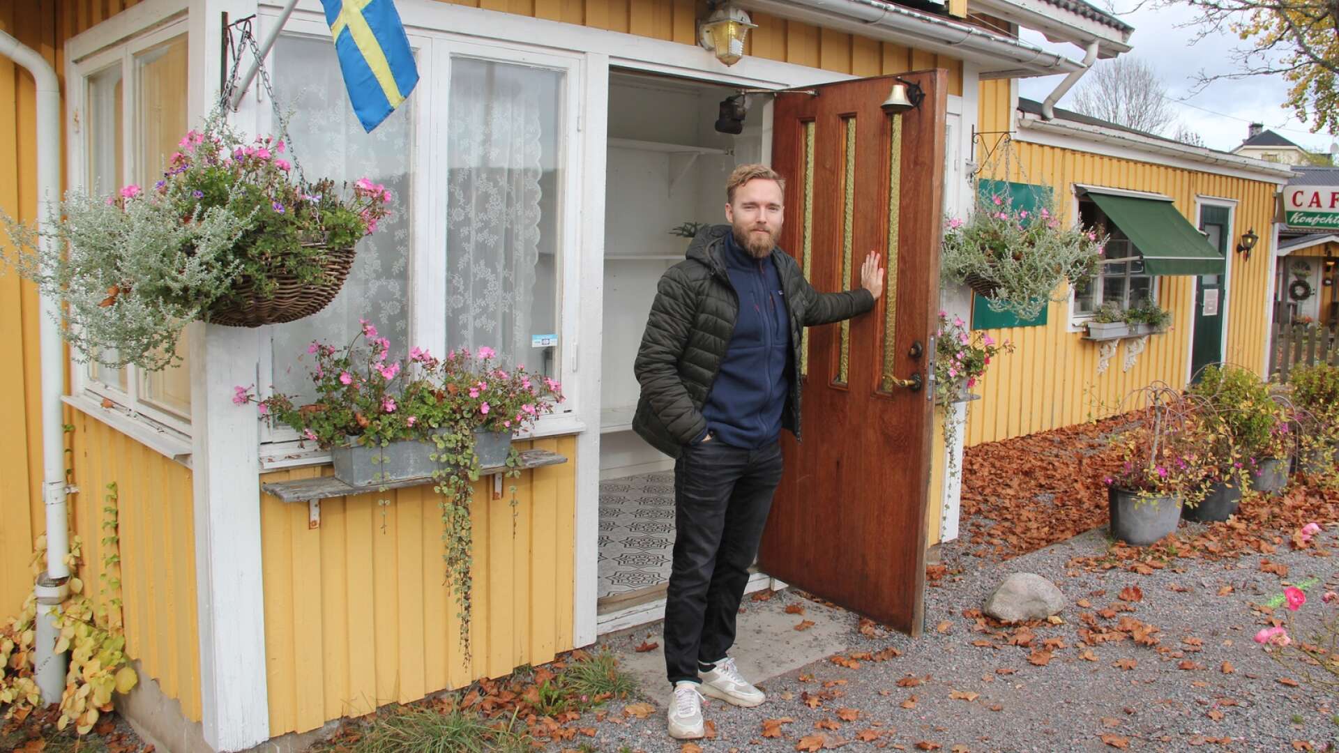 Daniel Engh är ny ägare för Esters café i Långserud.