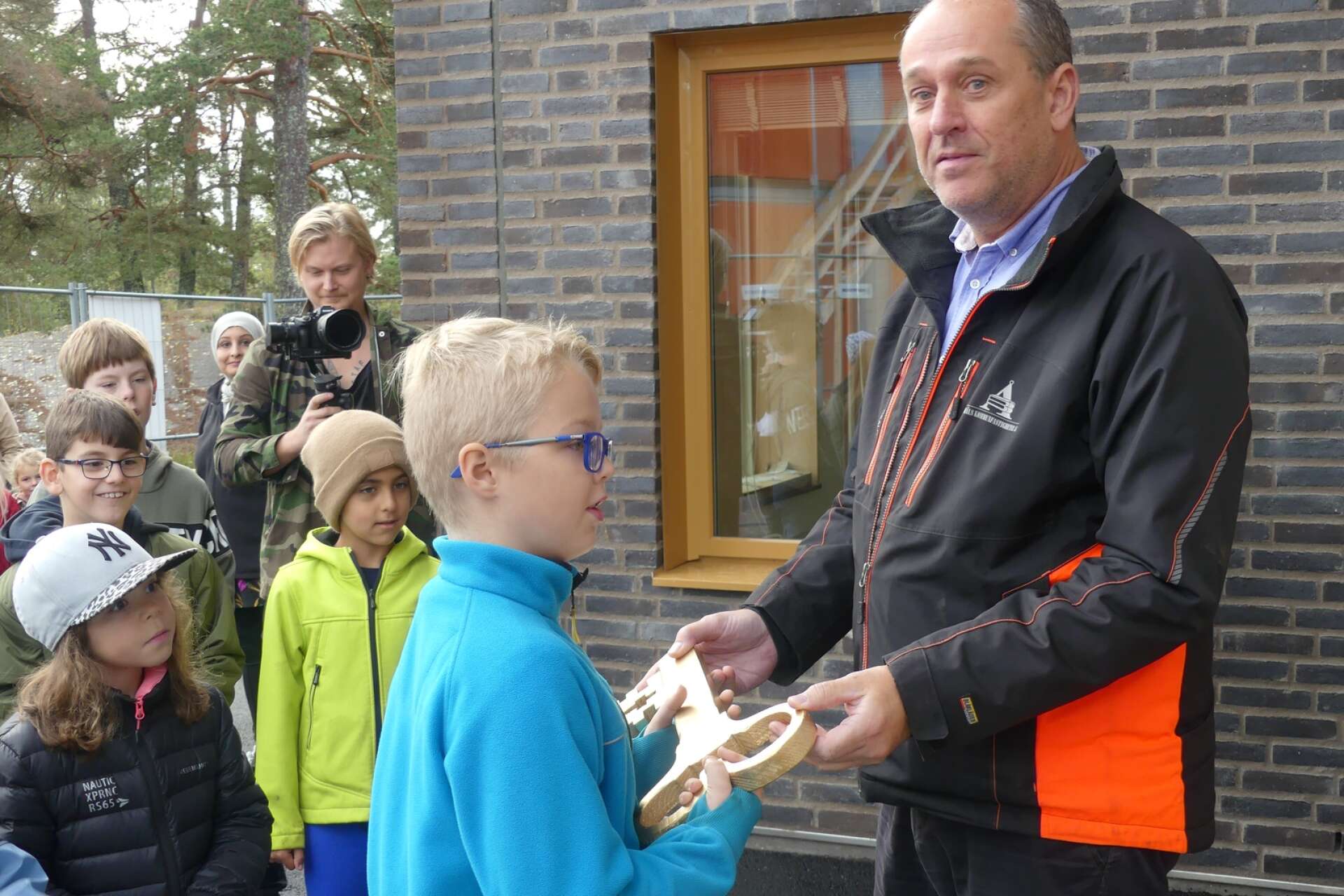 Åkab:s vd Magnus Dalsbo överlämnade en guldfärgad nyckel i jätteformat till eleven James Pickett.