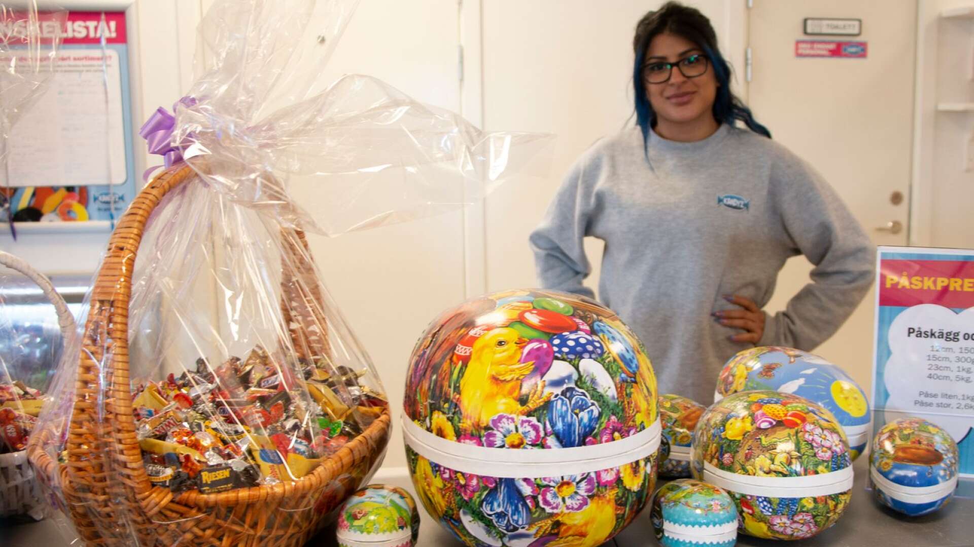 Butiksägaren Mina Keyvani har beställt flera hundra kilo extra godis inför påsken.