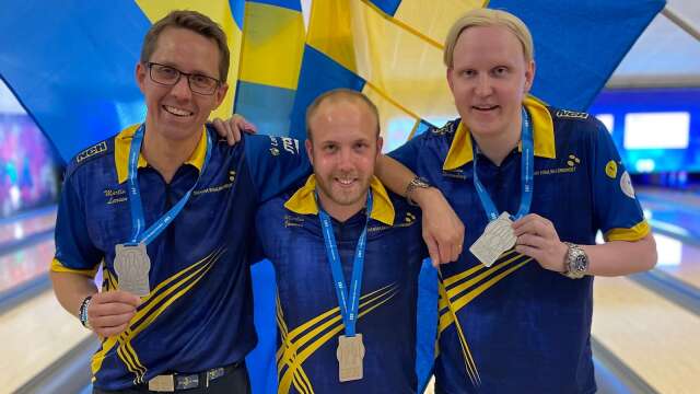Markus Jansson, här flankerad av lagkamraterna Martin Larsen och Mattias Wetterberg, efter att ha tagit EM-silver i tremanna.