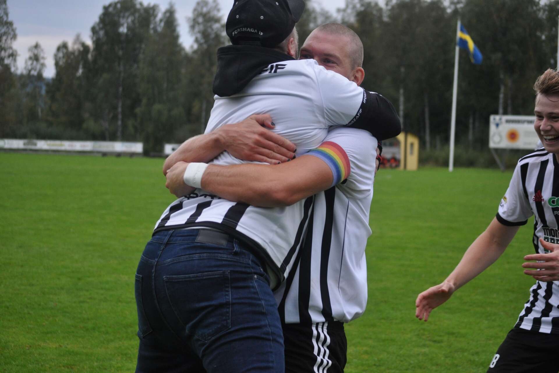 Niklas Bengtsson sprang direkt fram till Emil Carlsson för att fira 1–0-målet.