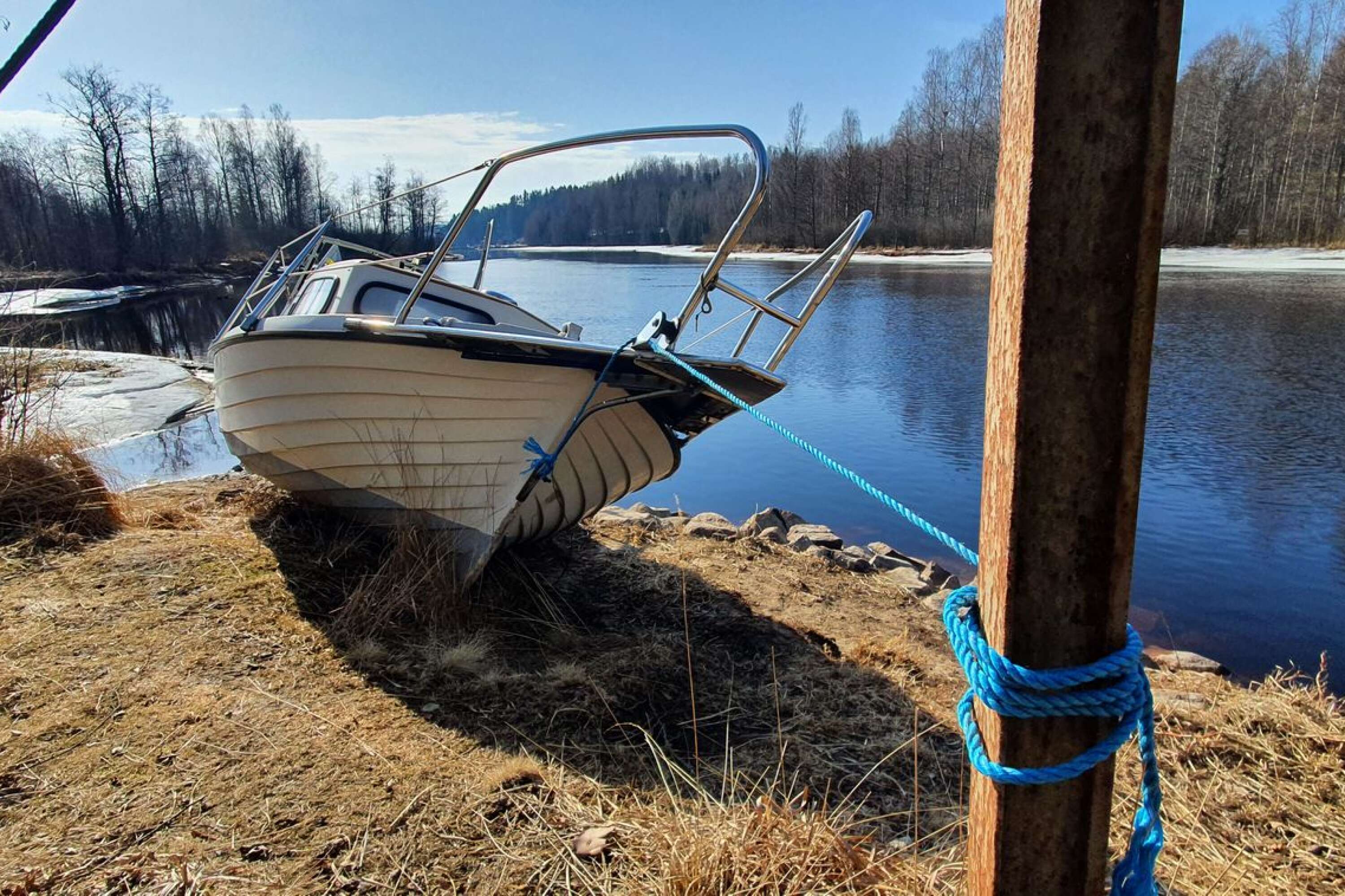 En båt har fastnat på land på grund av Frykens låga vattennivå.