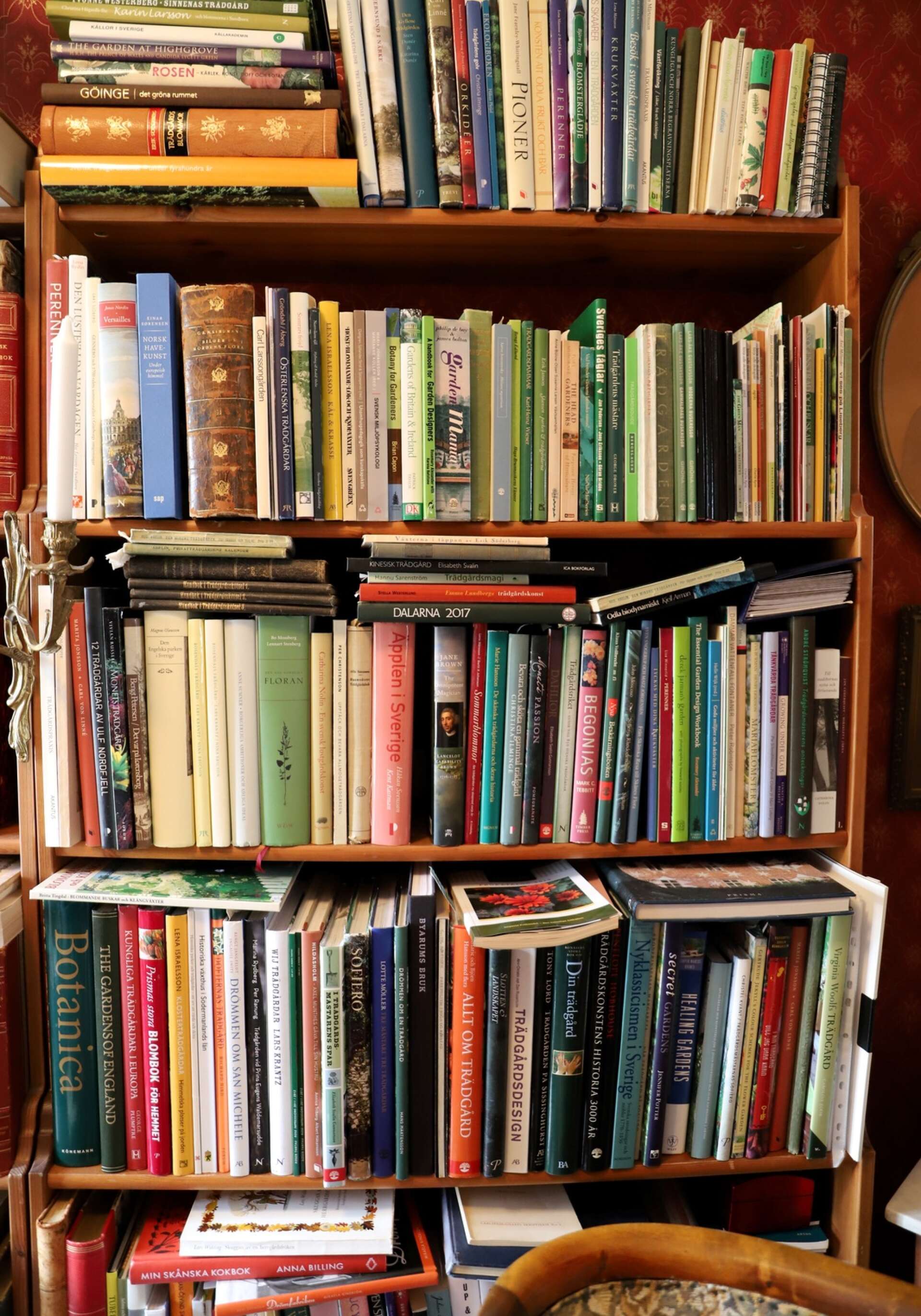 Bokhyllan med trädgårdsböcker är välfylld hemma i Görans bibliotek.