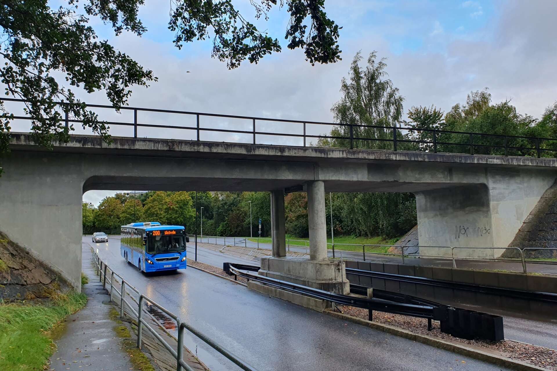Järnvägsbron kommer att putsas upp under Skaraborgsgatans avstängning.