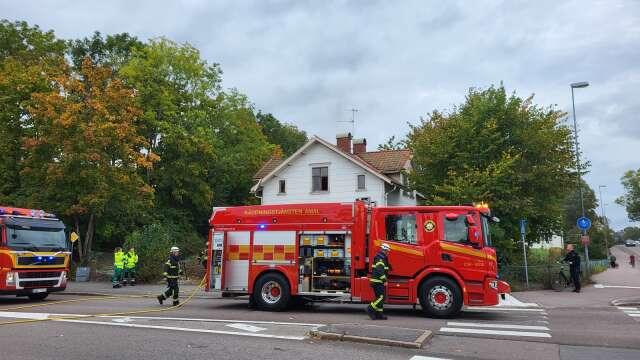 En brand bröt ut i ett ödehus i centrala Åmål vid lunchtid.