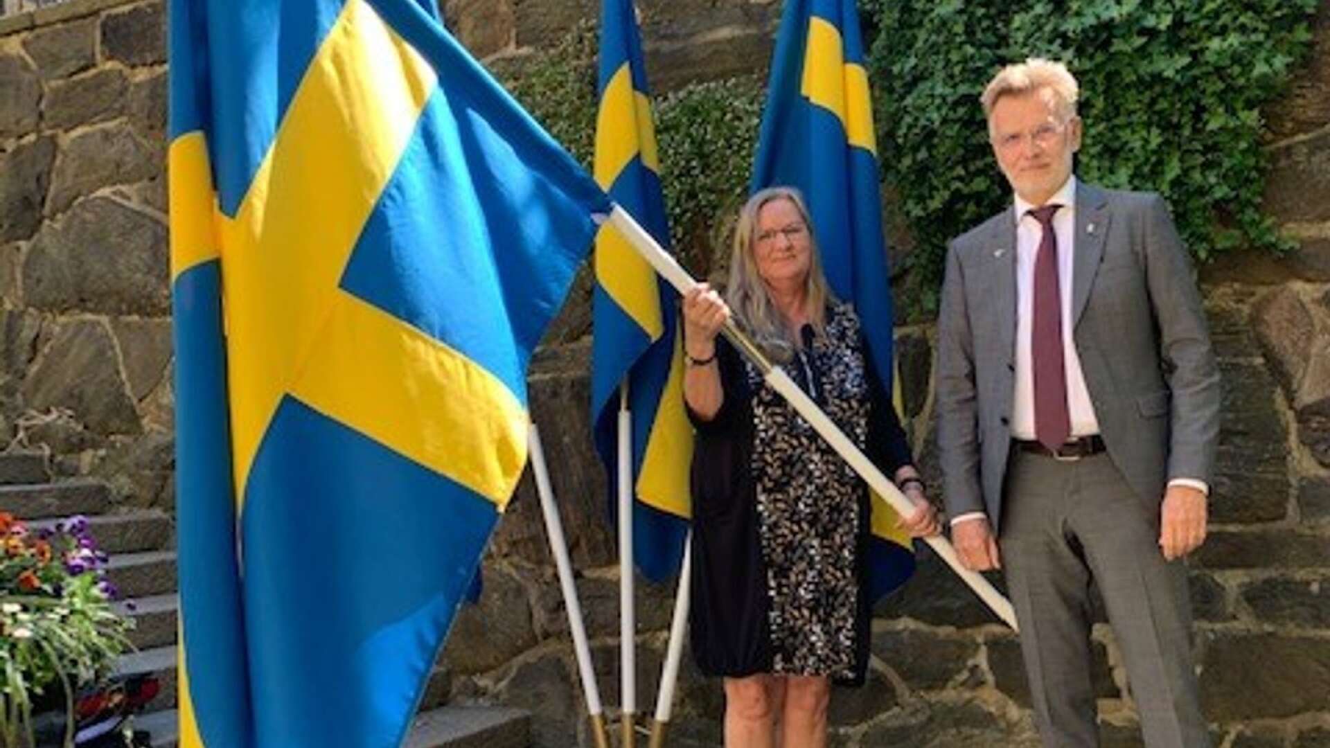 Ann-Brith Johansson mottog en fana för JLIF:s viktiga insatser från landshövdingen i Västra Götalands län, Anders Danielsson. PRIVAT.