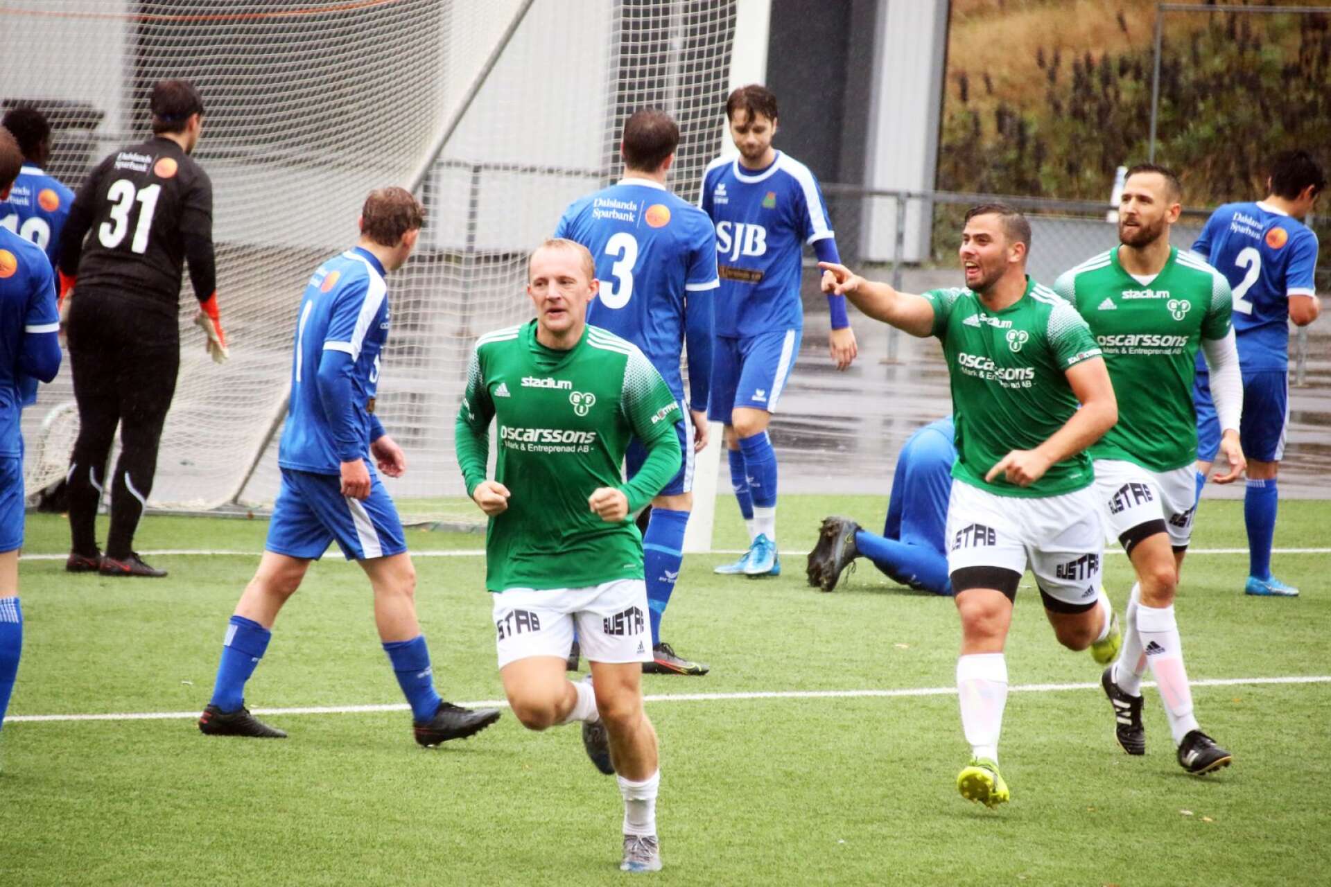Brålandas Daniel Johansson och Wilhelm Lidre jublar efter 1–0-målet.