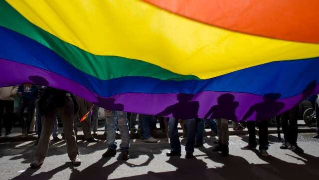 Ta med dina vänner och gå med oss i Prideparaden i Karlskoga den 19 augusti och stå upp för de mänskliga rättigheterna, skriver insändarskribenterna.