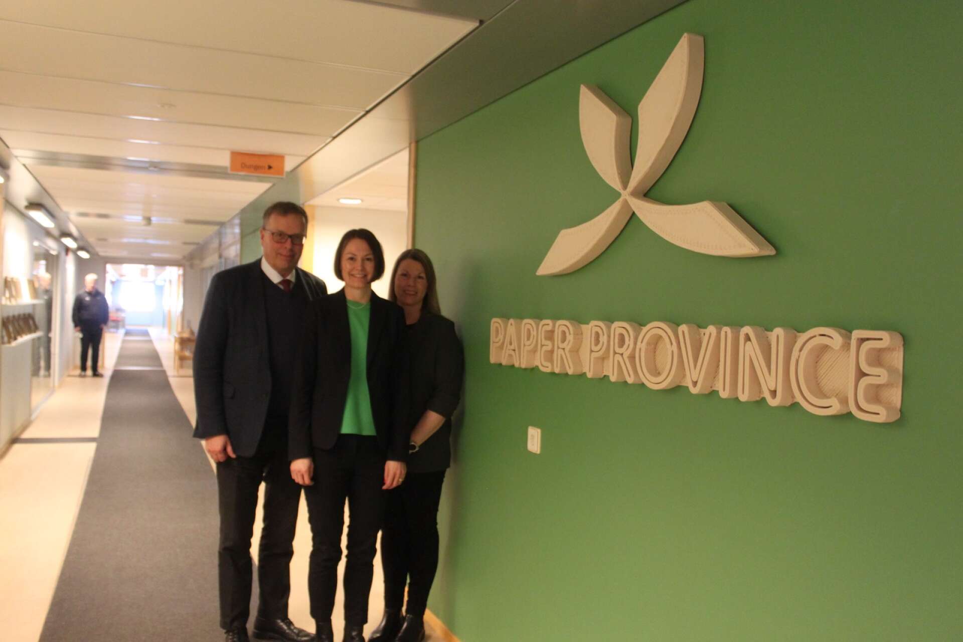 Matilda Iverlund, ny vd i Paper Province, i mitten, tillsammans med Anders Brolin, styrelseordförande i klustret och kommunikationschefen, Annica Åman.