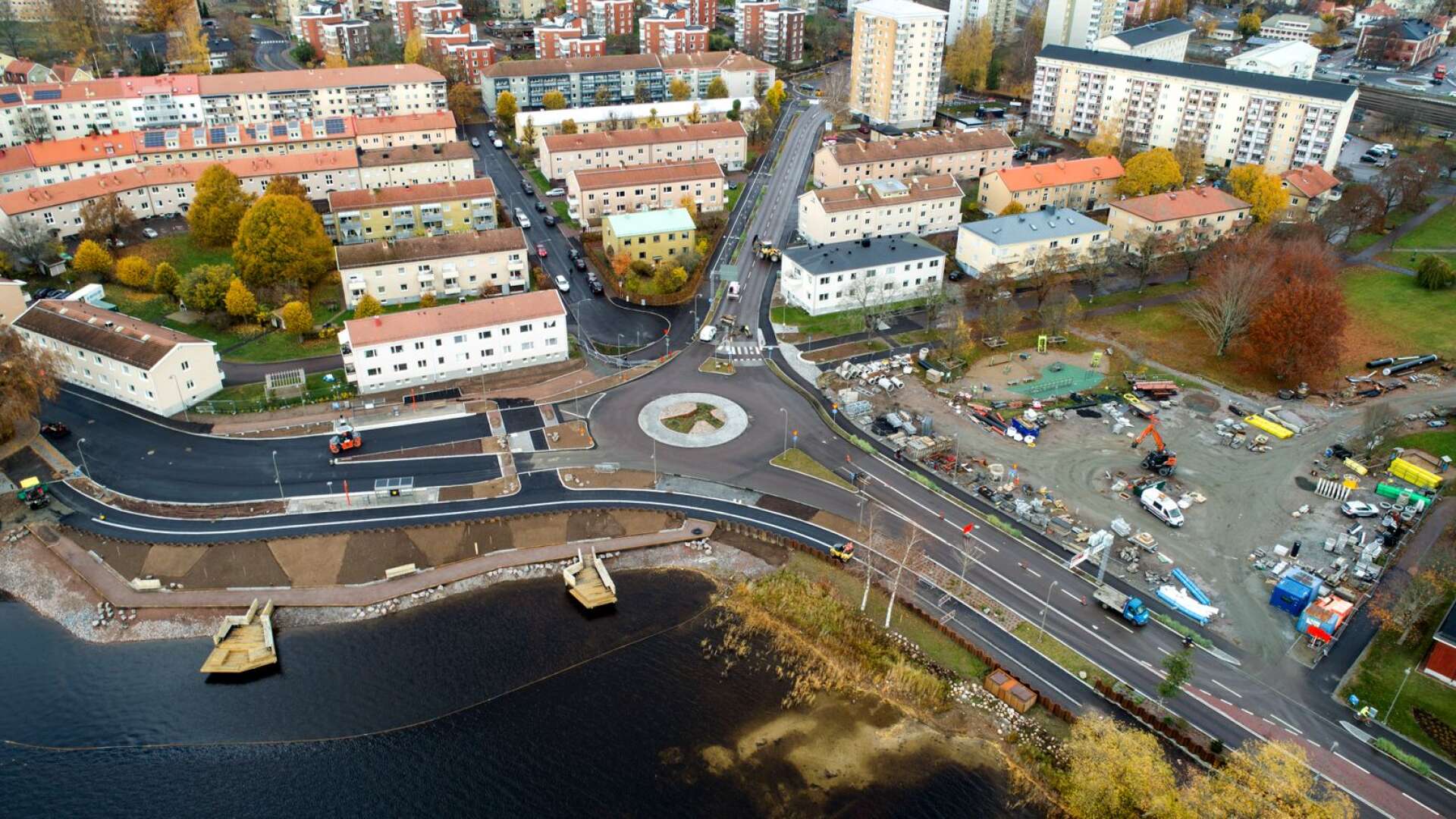 Vikenförbindelsen börjar bli klar. Nu återstår lite finputs som att asfaltera de sista delarna av Sjömansgatan och Jungmansgatan. Gatorna är avstängda i tre dagar.
