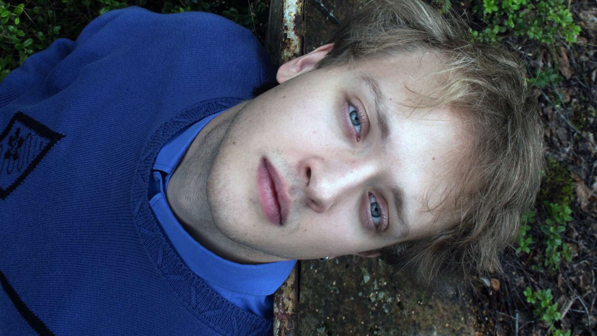 Edvin Mattsson, 21, släpper albumet ”Lite höger, lite bakåt, lite vänster, framåtstupa”.