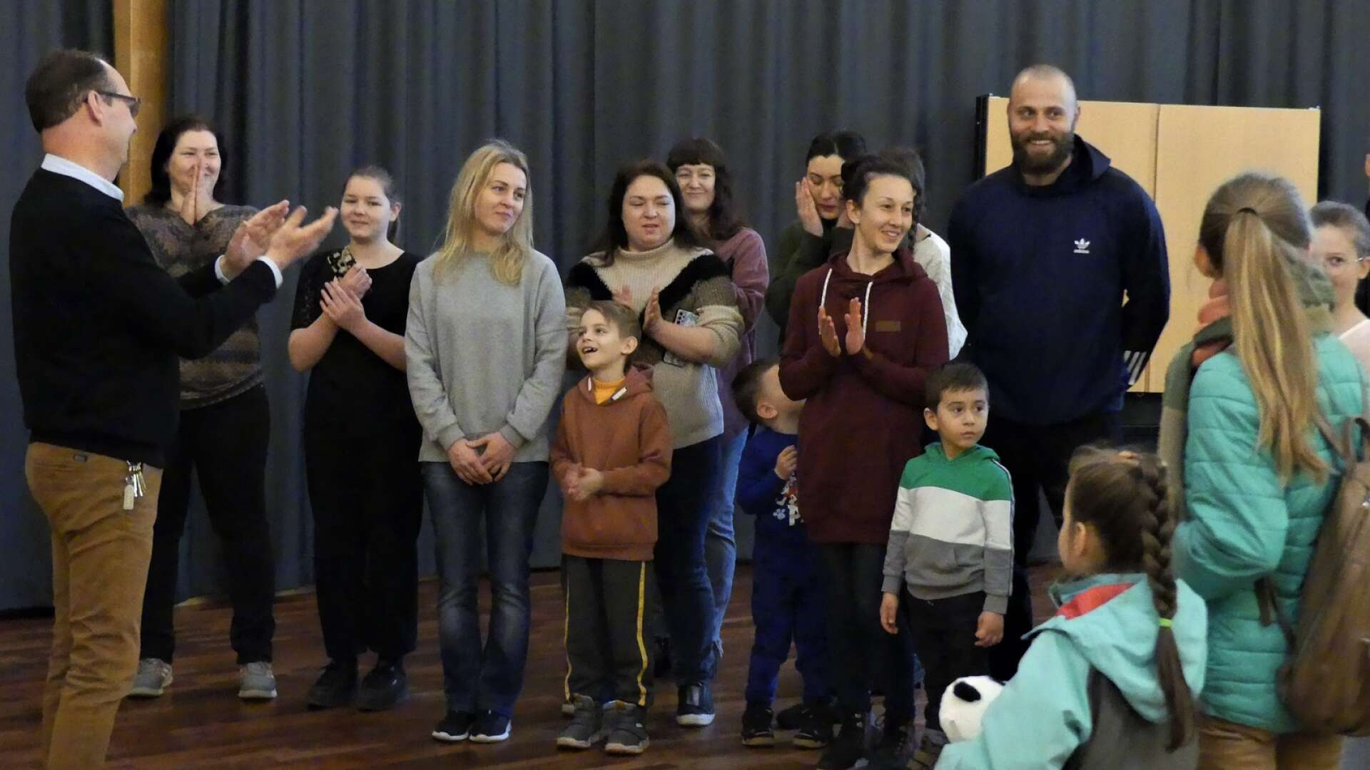 Under torsdagskvällen hålls välgörenhetskonsert för Ukraina på Karlbergsteatern. Bland andra medverkar flyktingar från Ukraina som sjunger delar av sin nationalsång.
