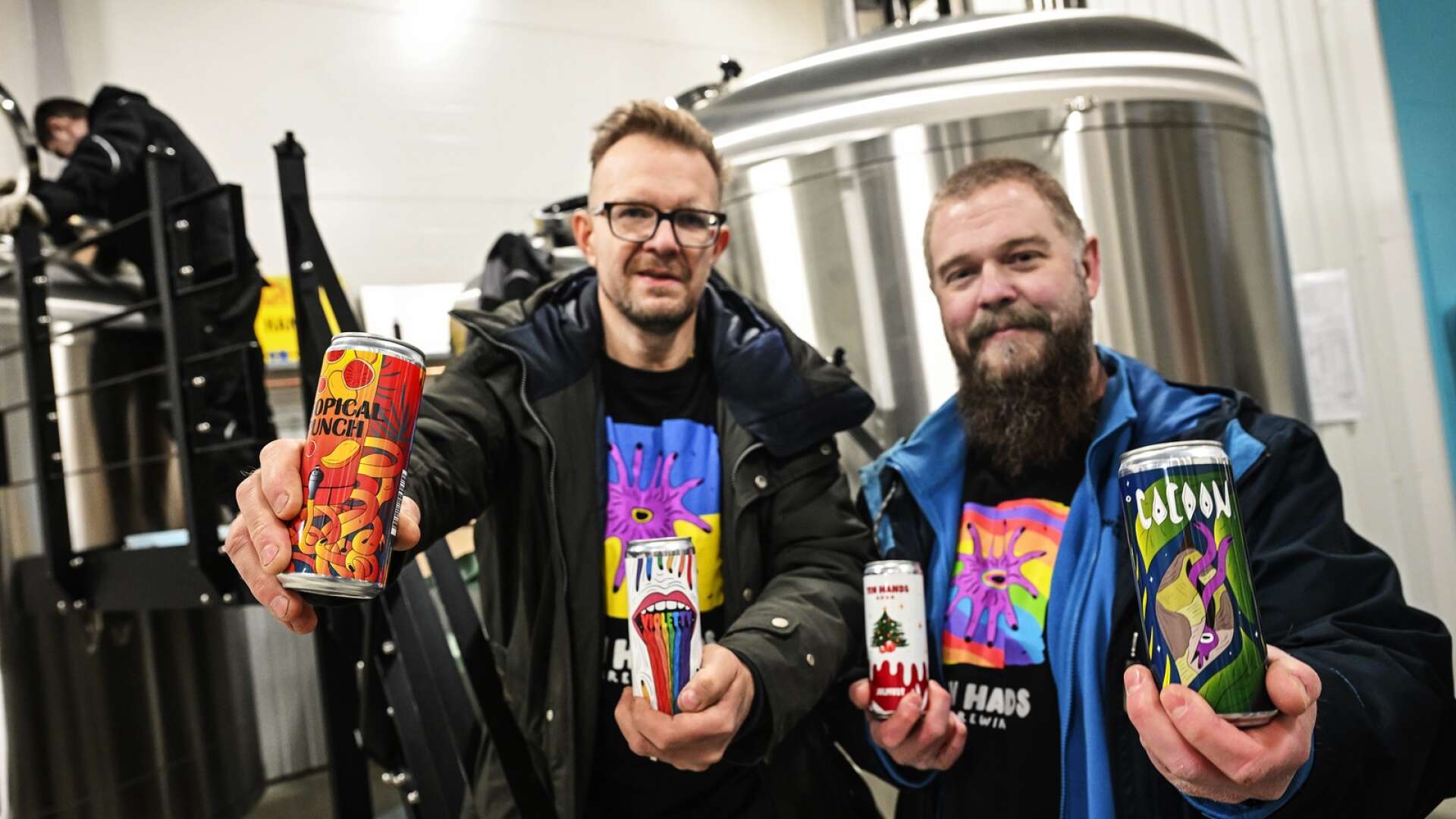 Johan Eklund och Robert Hedell, delägare i Ren Hands Brewing, storsatsar trots att tiderna är bistra. De vill se förändrad alkoholskatt som skulle kunna gynna små bryggerier.