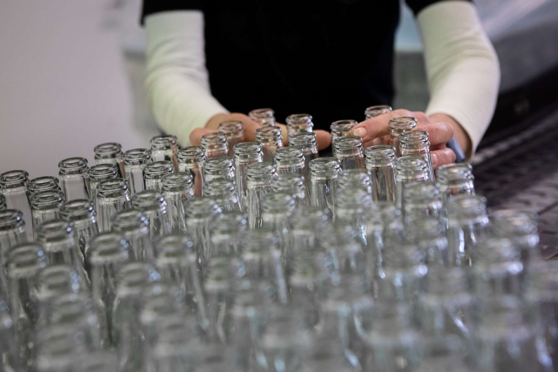 En dags produktion på Hammars Bryggeri innebär cirka 13 500 stycken 20 centilitersflaskor.