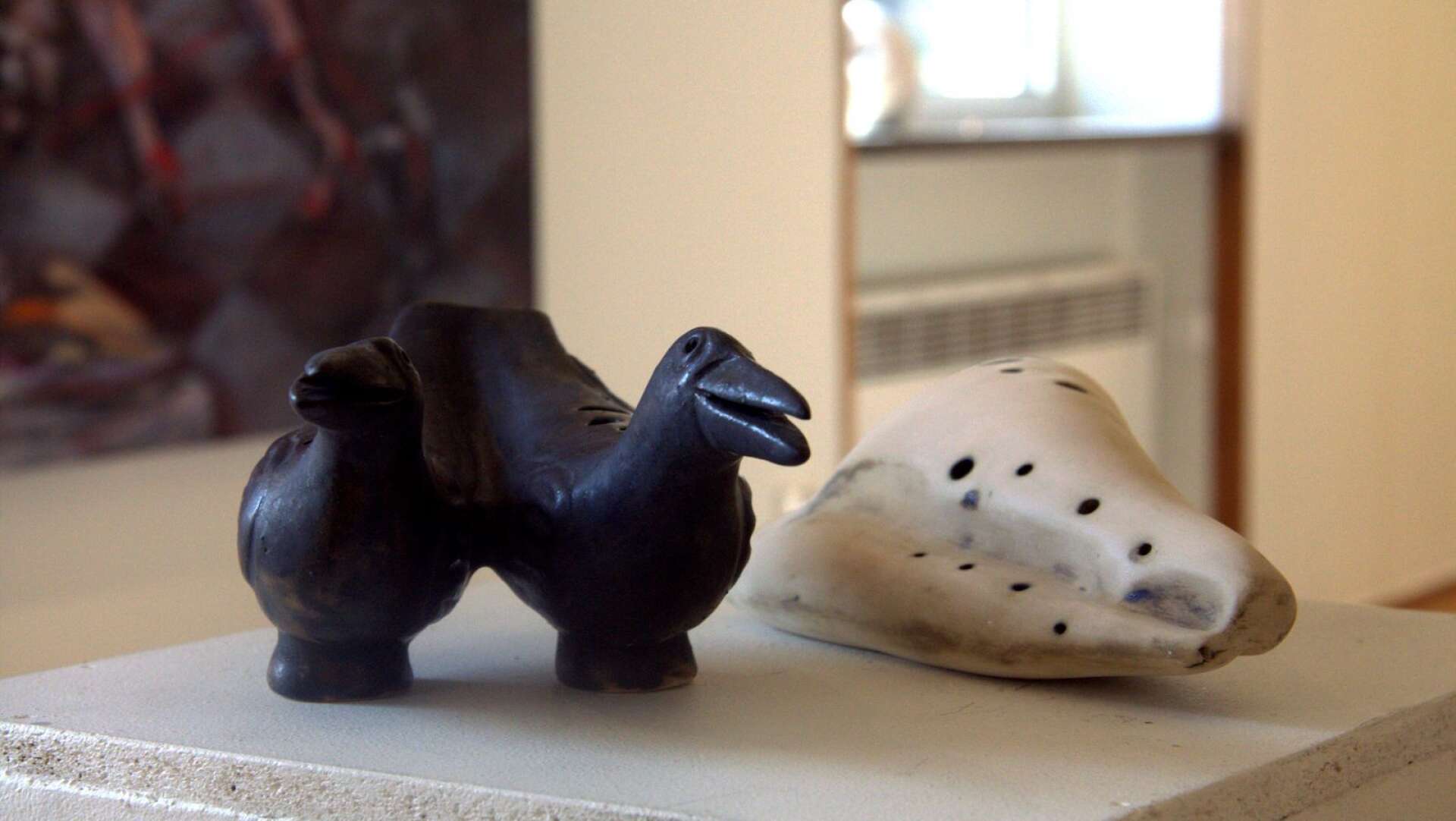 Dag Hultcrantz ställde ut ett flertal okarionor, blåsinstrument i keramik. Det stulna föremålet var svart och var värt 1 200 kronor.