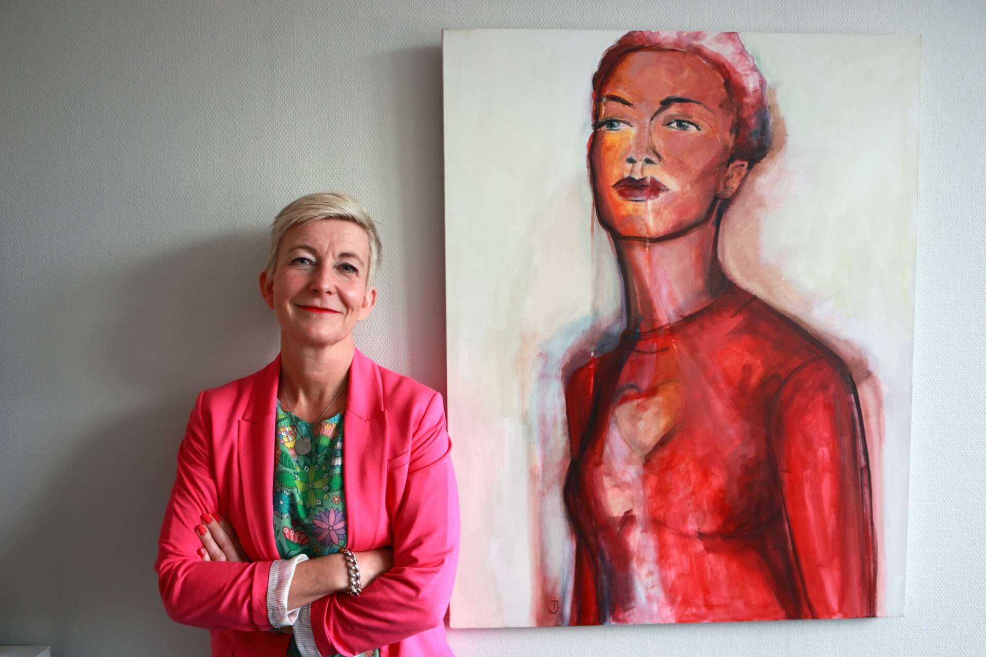 Målningen av Ingela Johansson har fått en hedersplats på kontoret i centrala Karlstad. ”Hon ger mig kraft.”