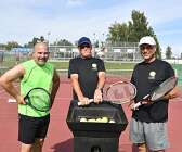 Toni Minoldo, Jan Sjöström och Bengt Krönström från Sunne tennisklubb var vid Kolsnäs och tog emot alla som ville prova tennis.
