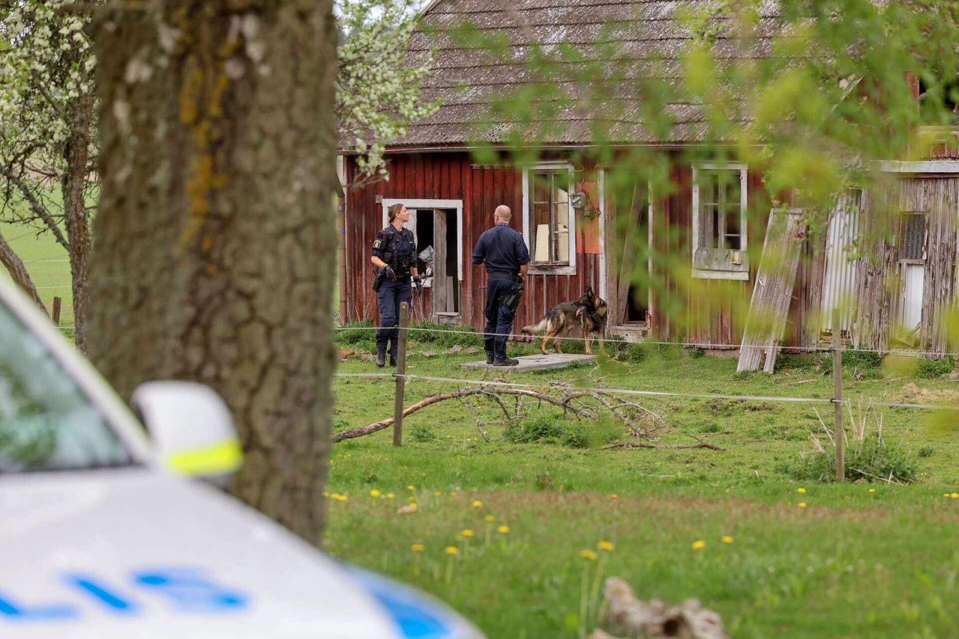En man i 20-årsåldern åtalas vid Skaraborgs tingsrätt för att ha mördat en man på en gård i Götene kommun i våras.